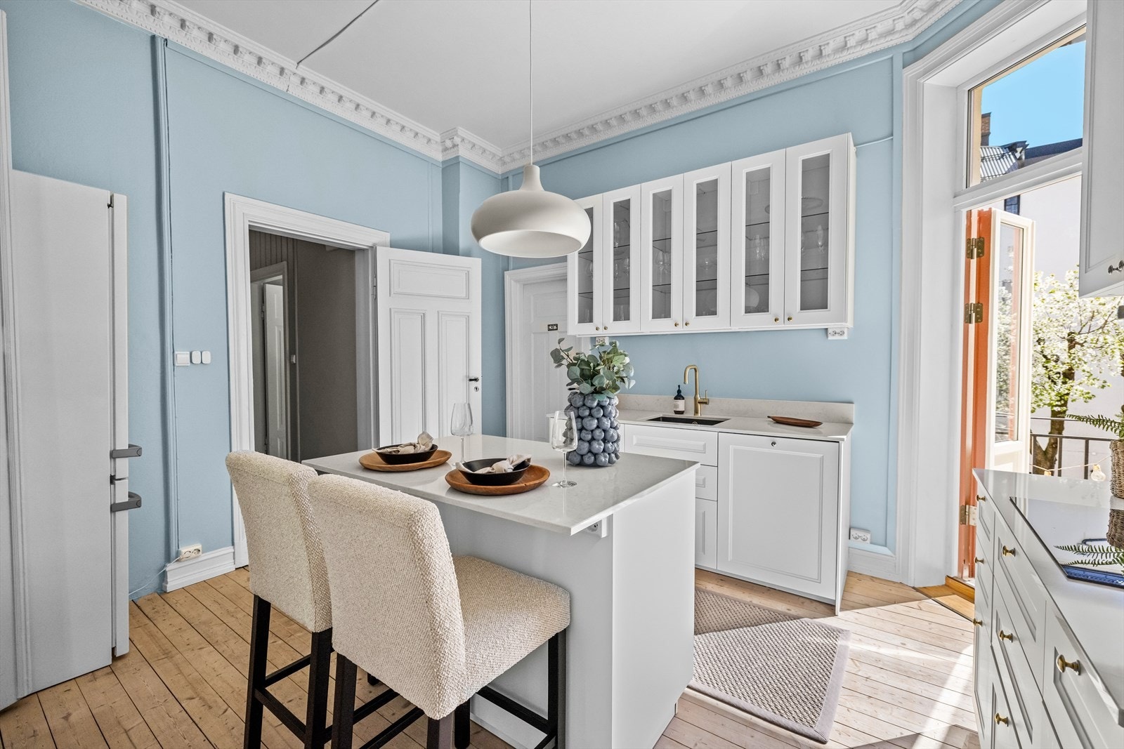 Kjøkkeninnredning med glatte, folierte fronter og benkeplate i kompositt. Galleribilde