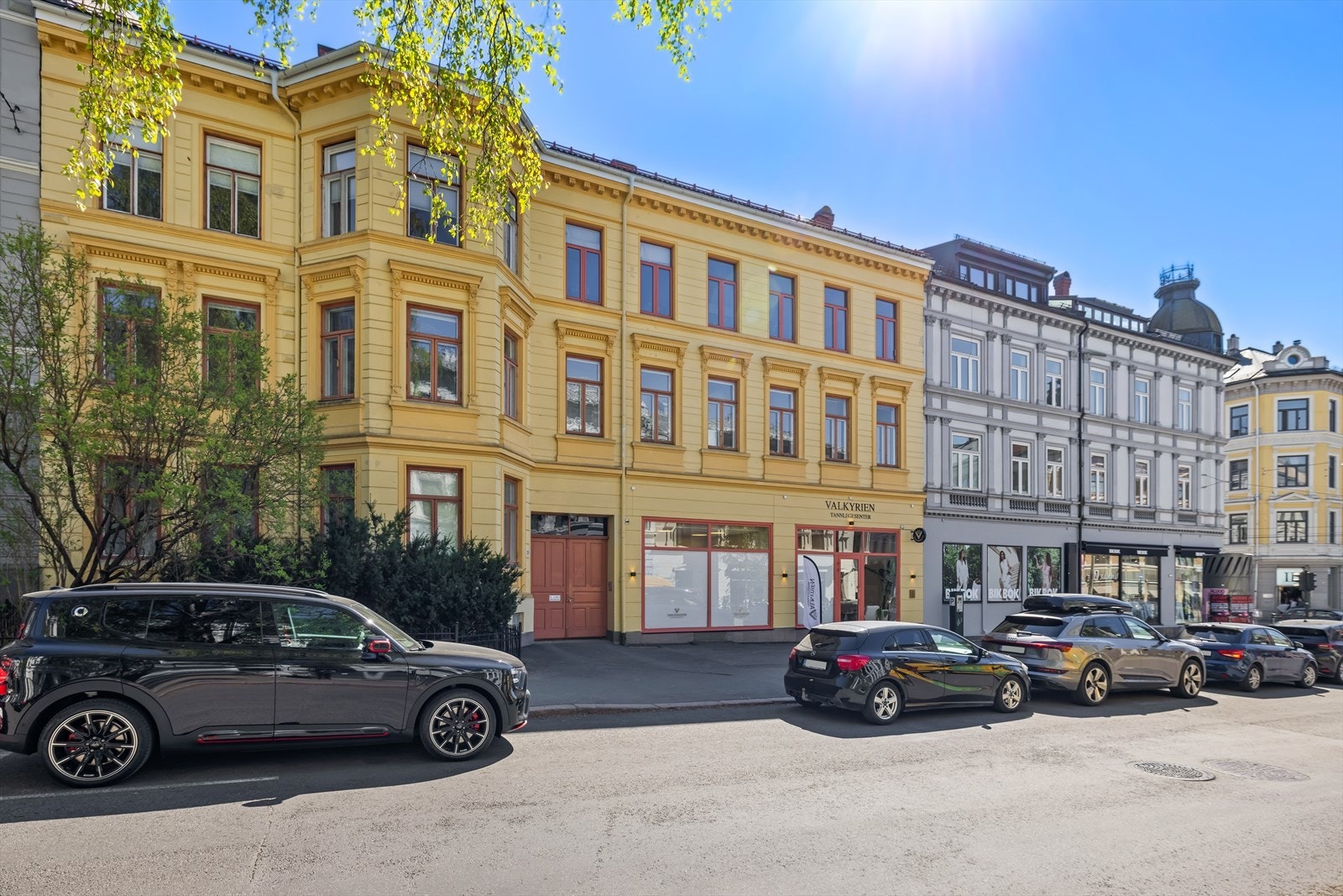 Eiendommen har en klassisk fasade og ligger i et attraktivt bymiljø med nærhet til fasiliteter. Galleribilde