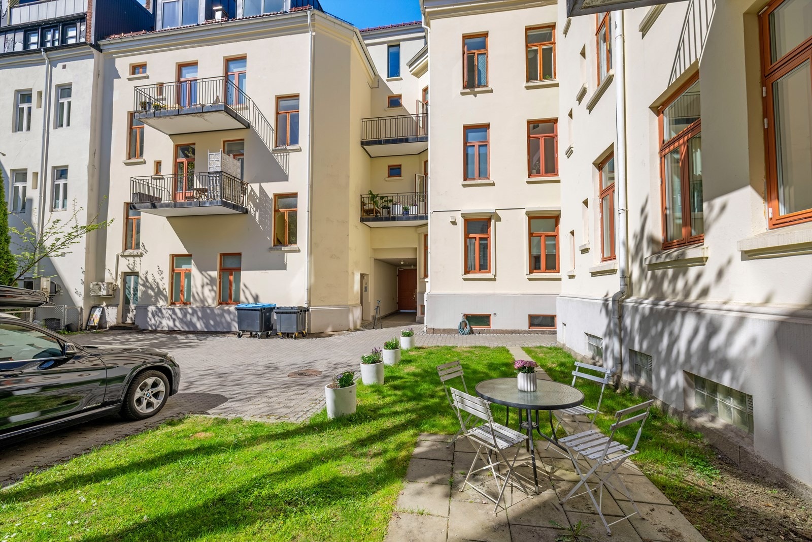 Fellesområdet inkluderer sittegruppe og grønne omgivelser, ideelt for utendørs aktiviteter. Galleribilde
