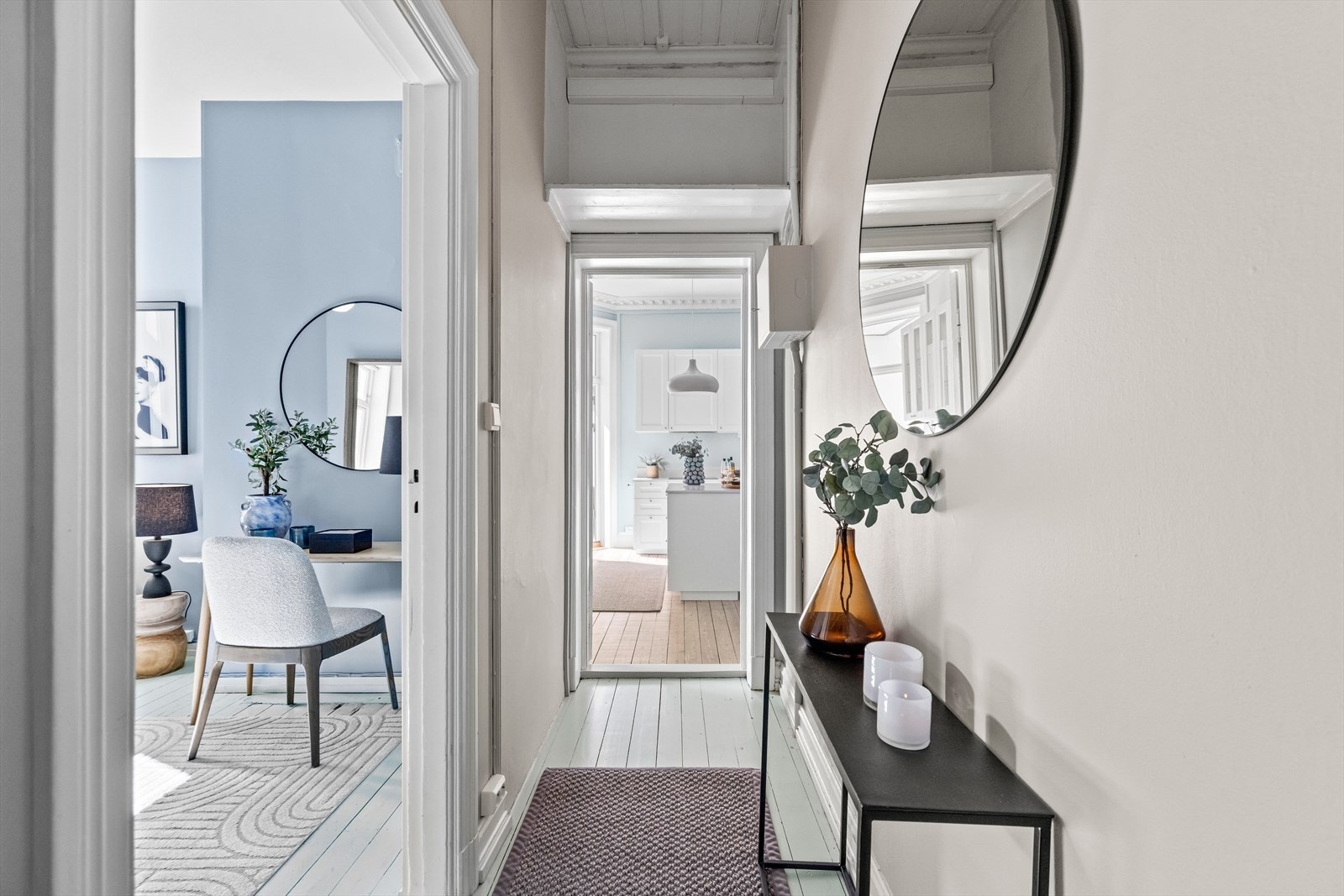 Fra entréen er det tilgang til flere rom i boligen, inkludert soverom 2. Galleribilde