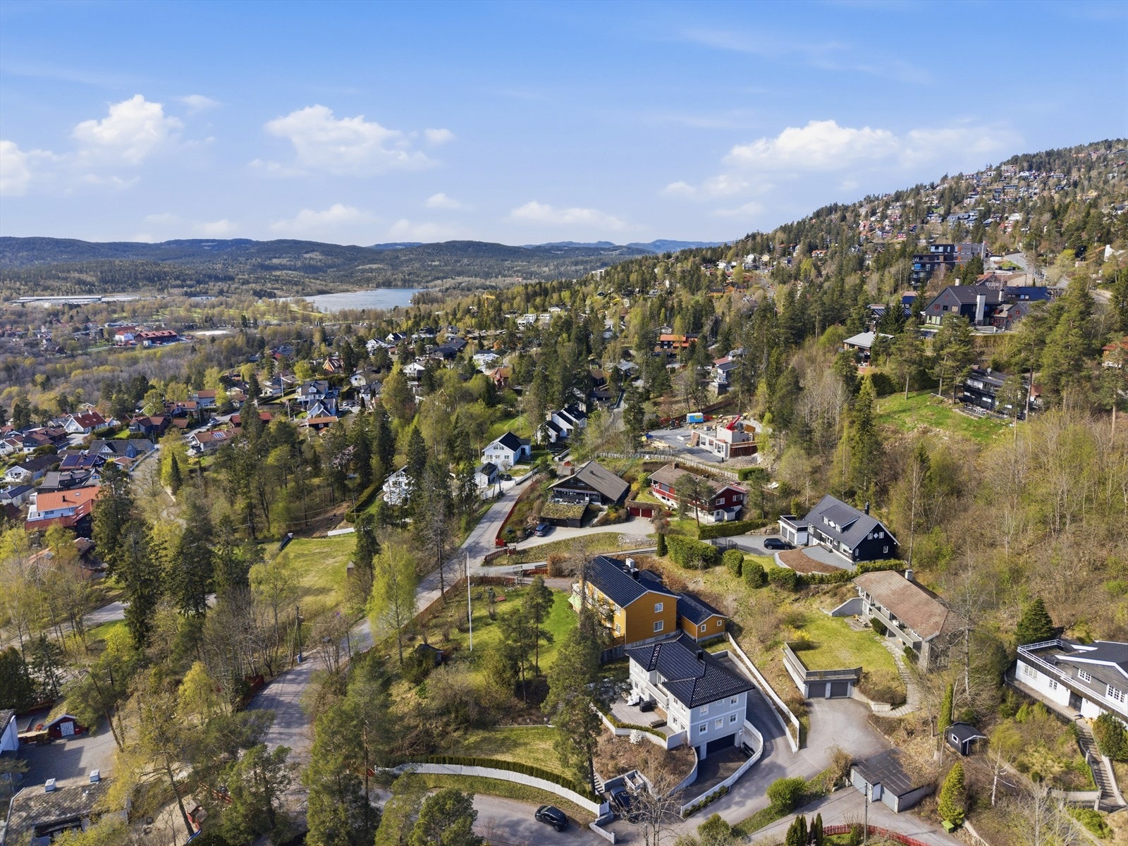 Eiendommen ligger i nedre del av populære Måltrostveien på Holmenkollen Galleribilde