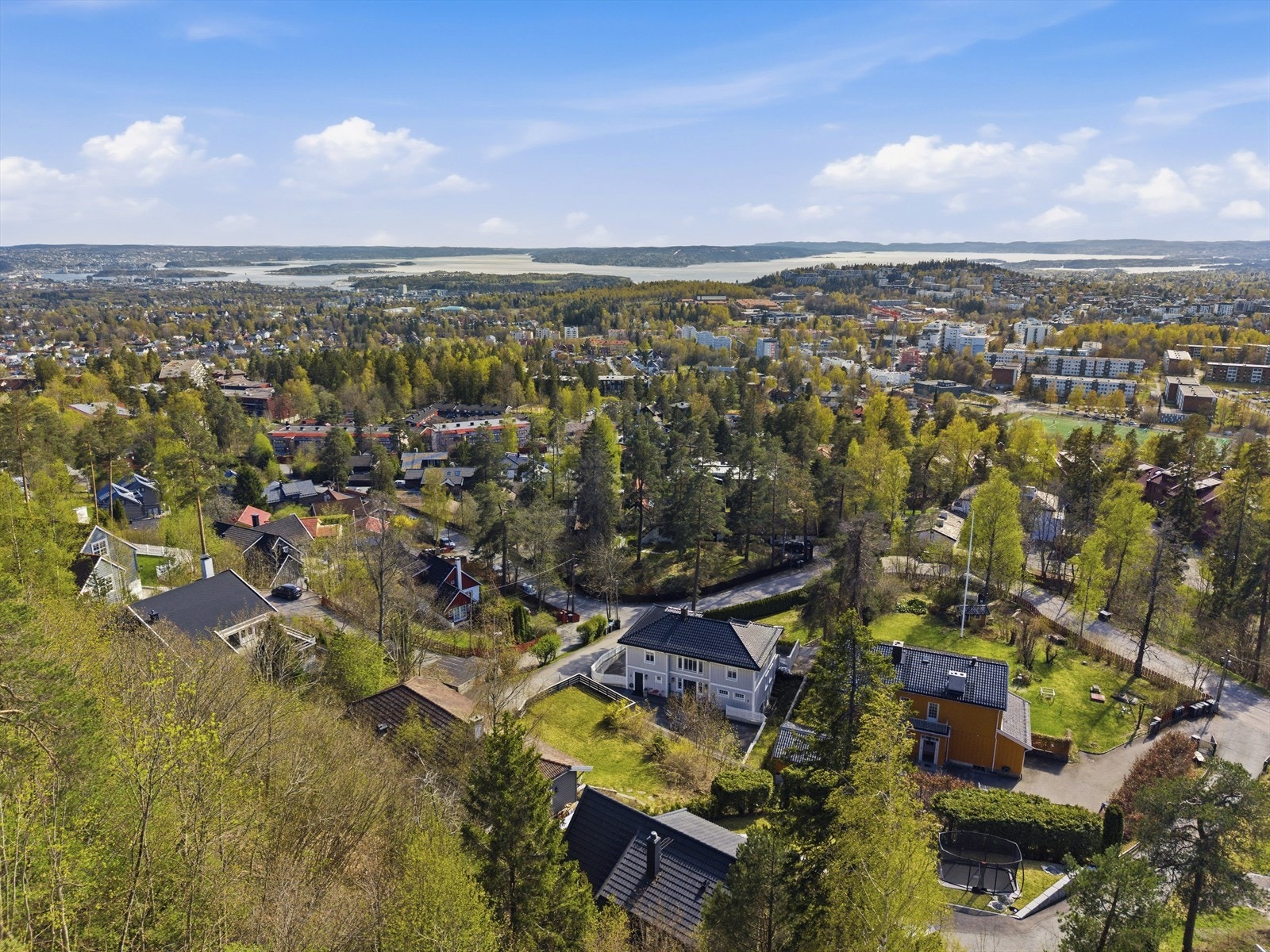 Området er meget attraktivt med nærhet til skoler, barnehager, Nordmarka, offentlig kommunikasjon og dagligvarebutikker. Kort vei til Bogstad med golfbane, badevann og inngangsport til Sørkedalen Galleribilde