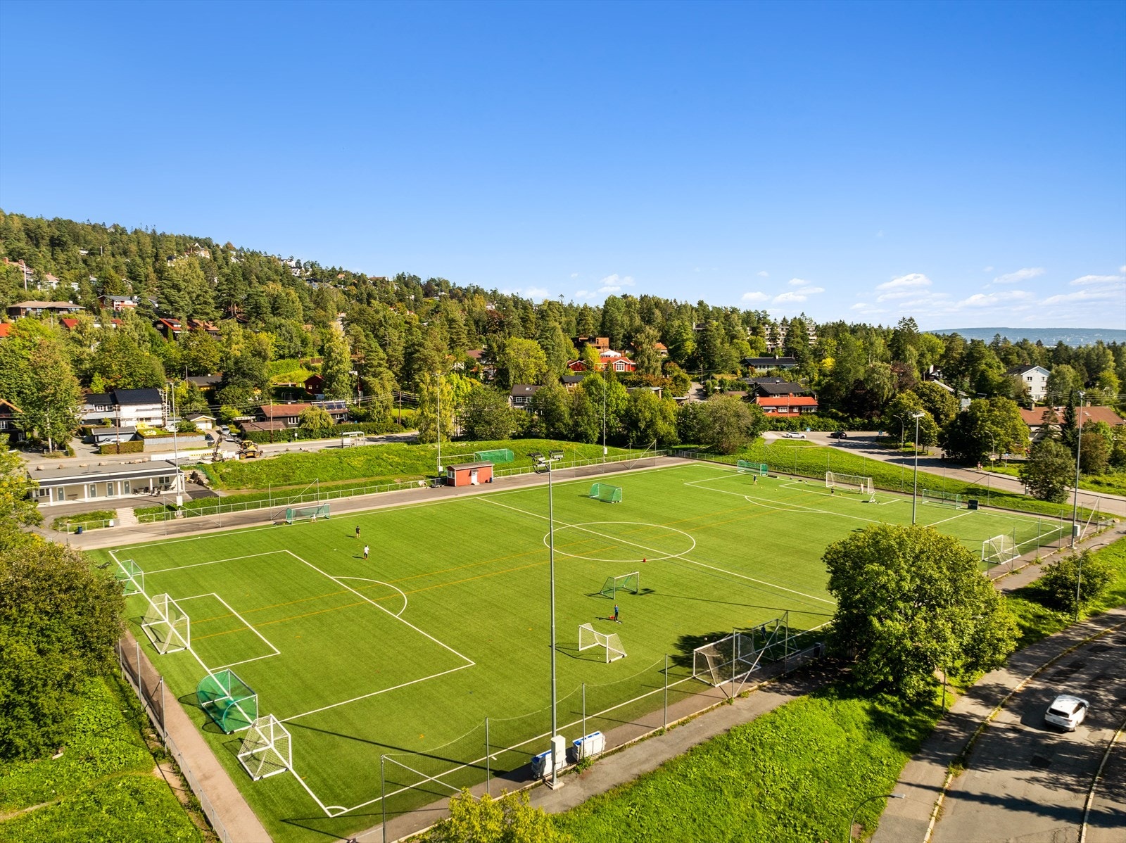 Det er flere idrettsanlegg i området. VASK-banen (bildet), Hemingbanen, Gressbanen og Try på Grindbakken er alle meget populære samlingspunkt for både store og små i området Galleribilde