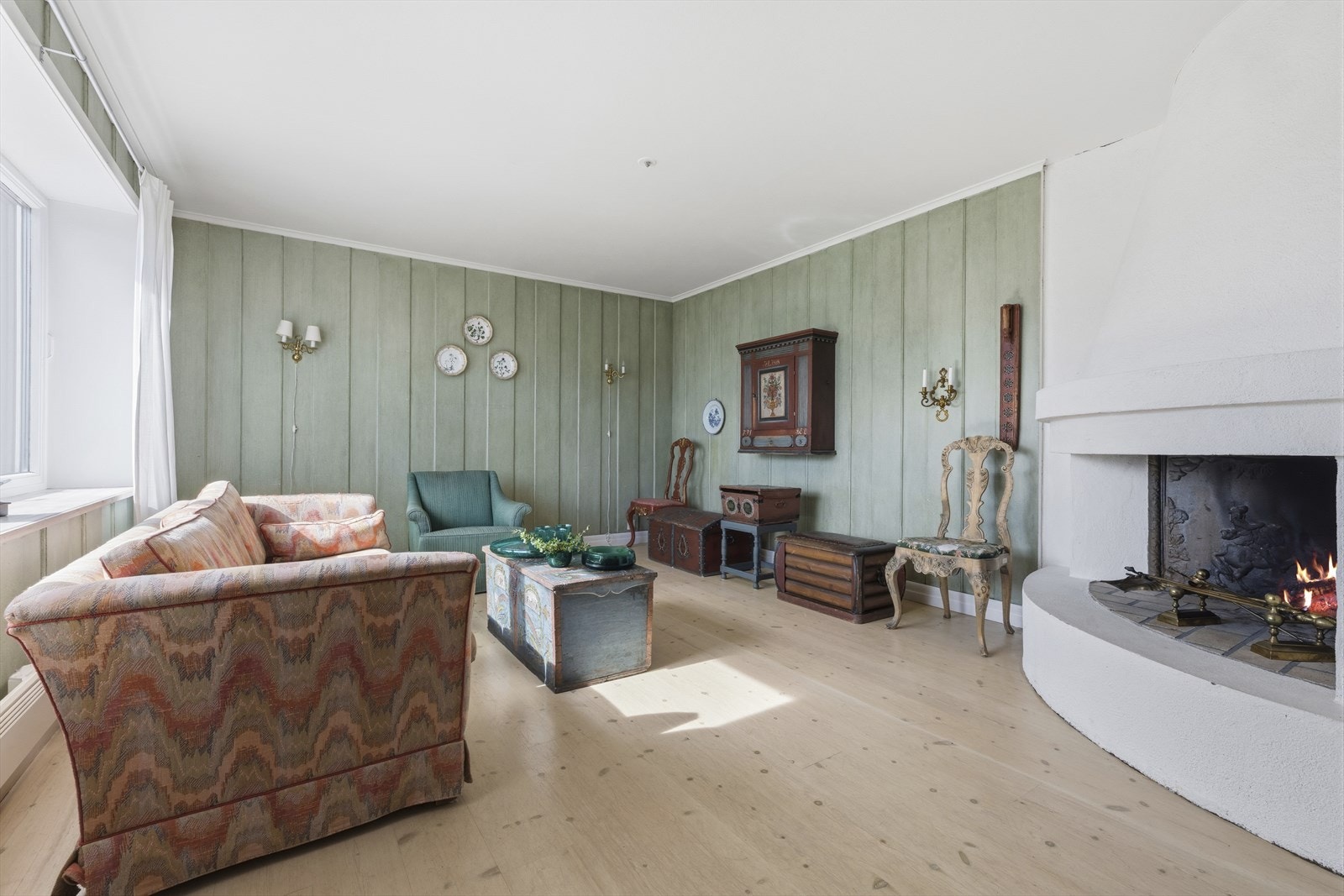 Stor og hyggelig peisestue Galleribilde