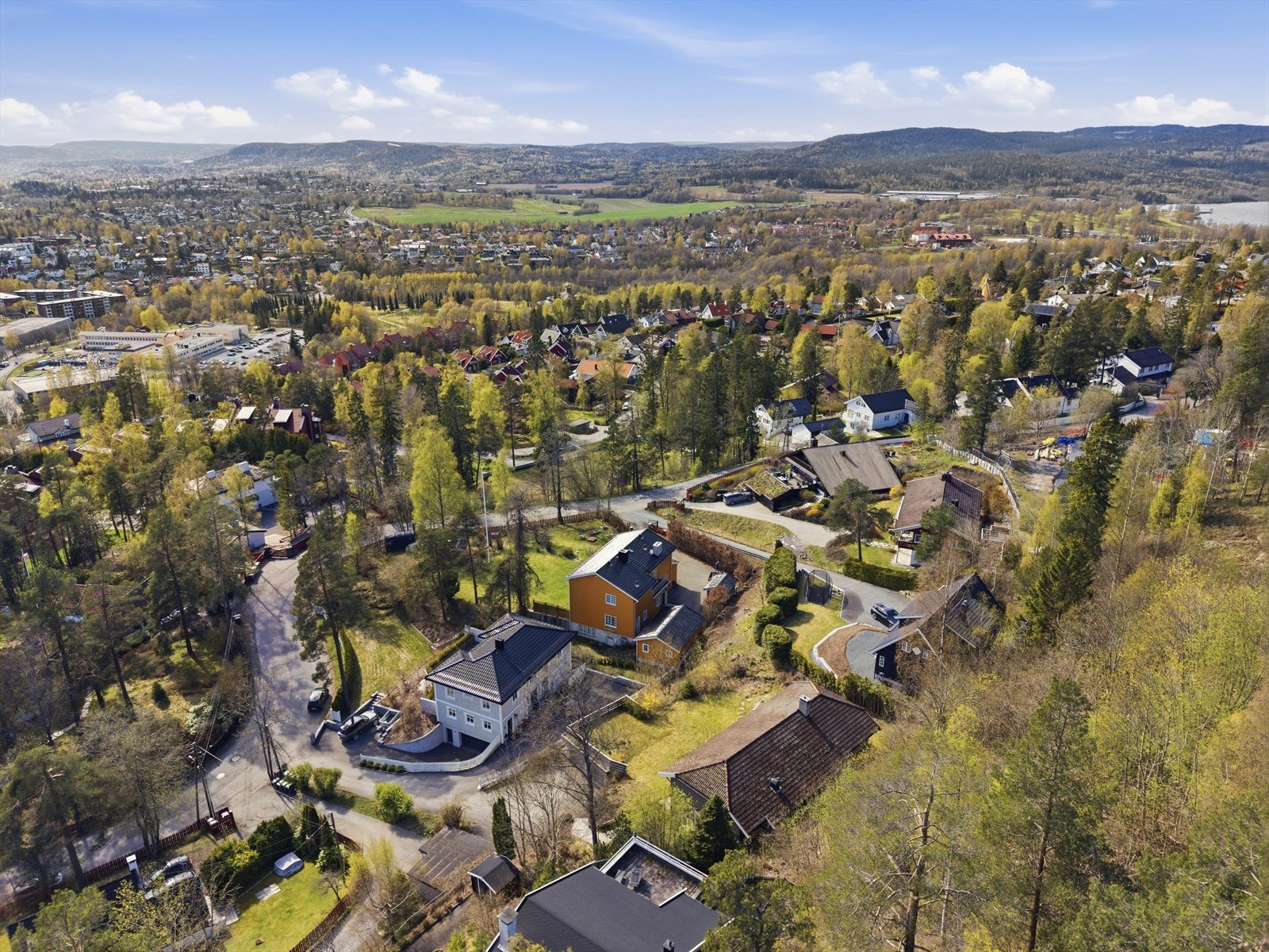 Det er umiddelbar nærhet til bussforbindelse i Ankerveien og gangavstand til Holmenkollen T-banestasjon (Frognerseterbanen). Fra eiendommen er det gangavstand til Grindbakken, Holmen og Voksen barneskole (oppe til venstre i bildet) Galleribilde