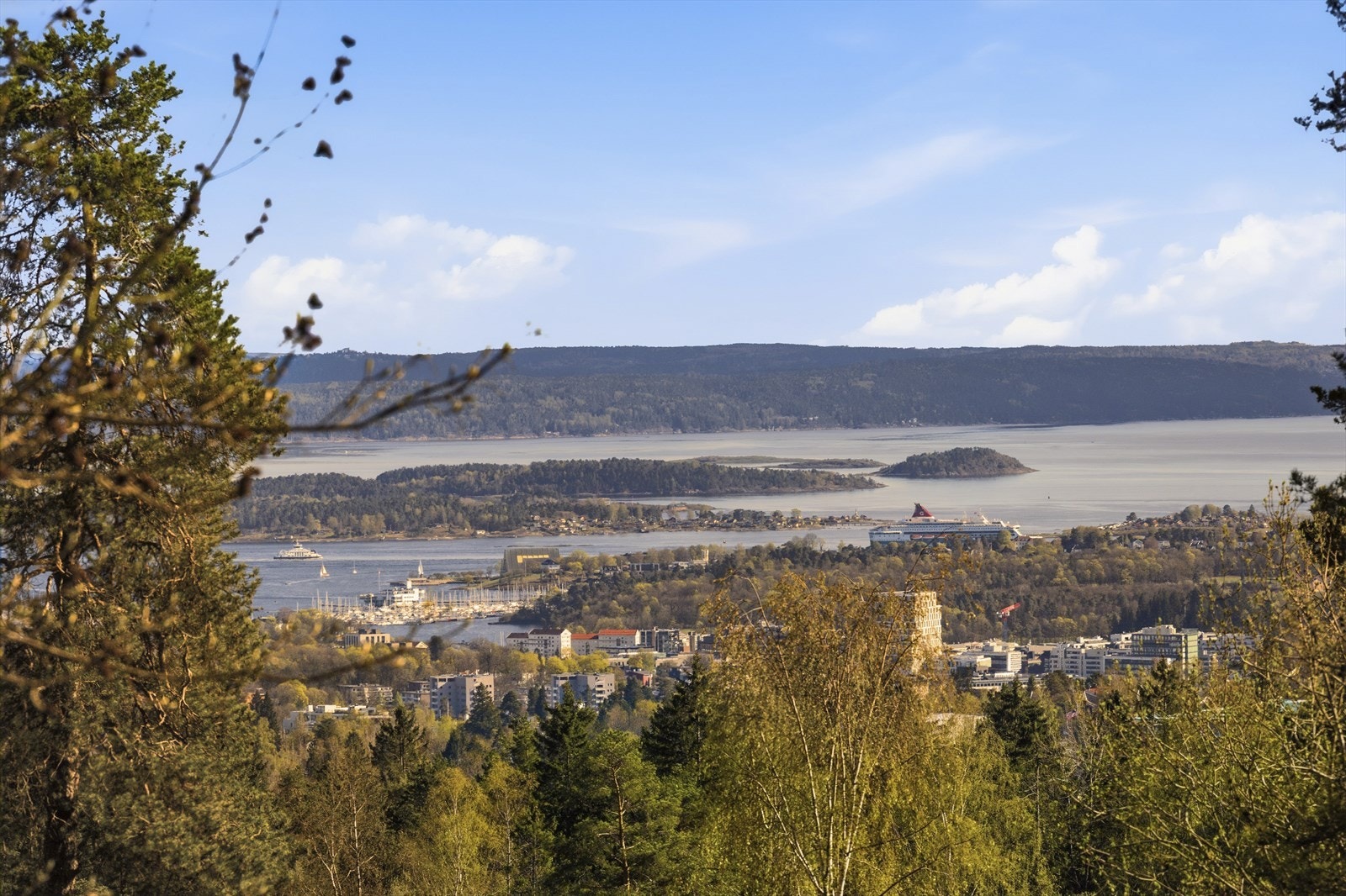 Eiendommen har god utsikt mot blant annet deler av indre Oslofjord, Nesodden og omkringliggende områder, samt svært gode solforhold Galleribilde
