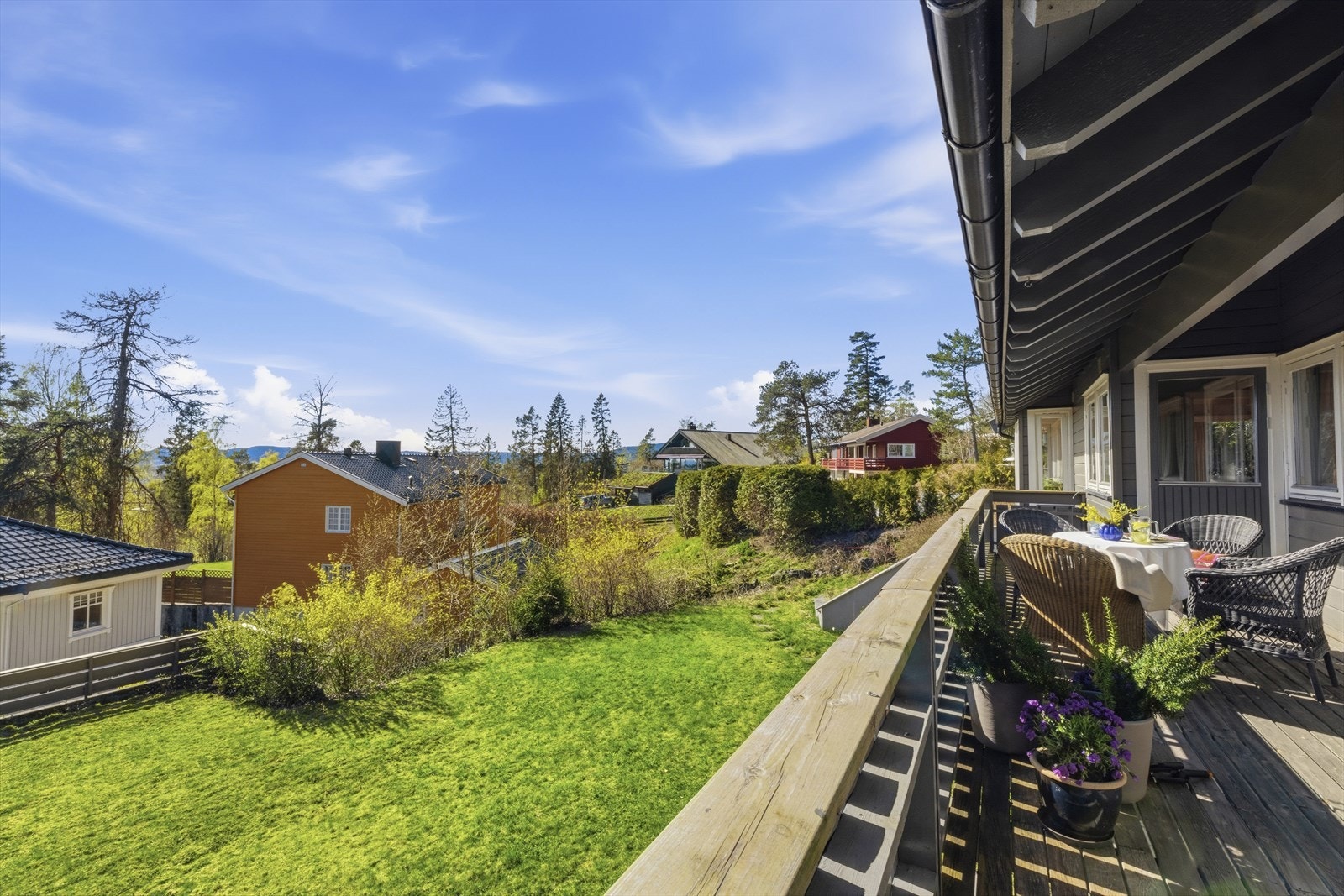 Overbygget veranda med hyggelig utsyn mot vest Galleribilde