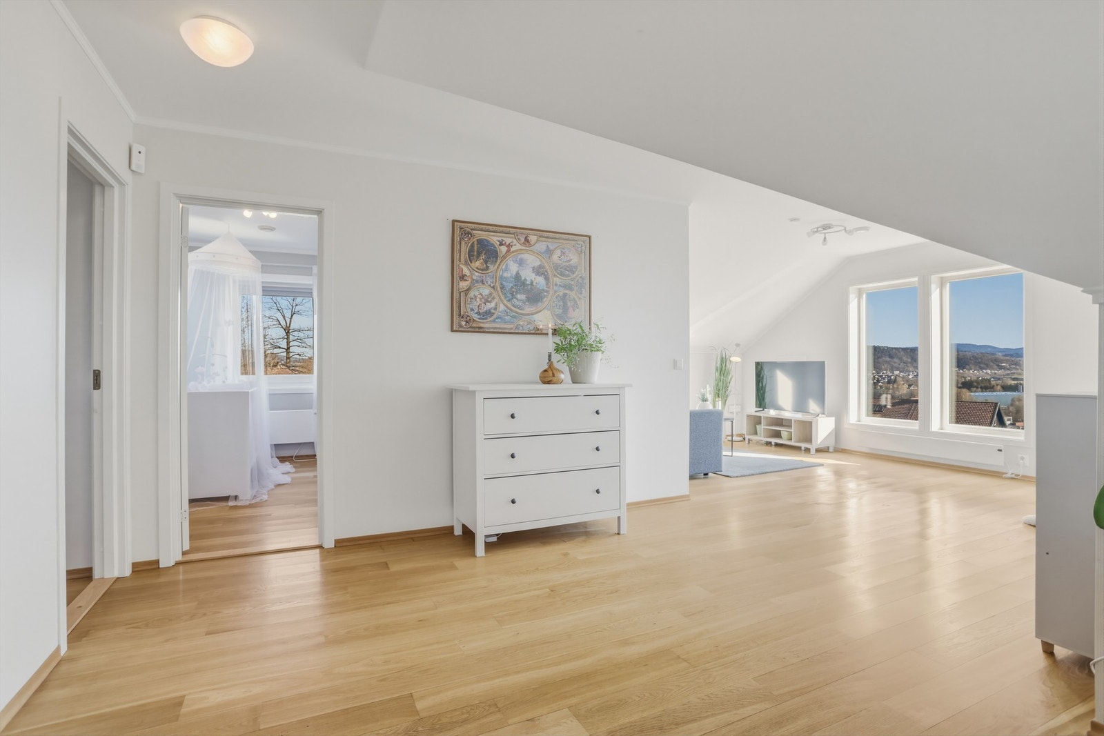 3.Etasje har hele 4 soverom, bad og stor stue. Galleribilde
