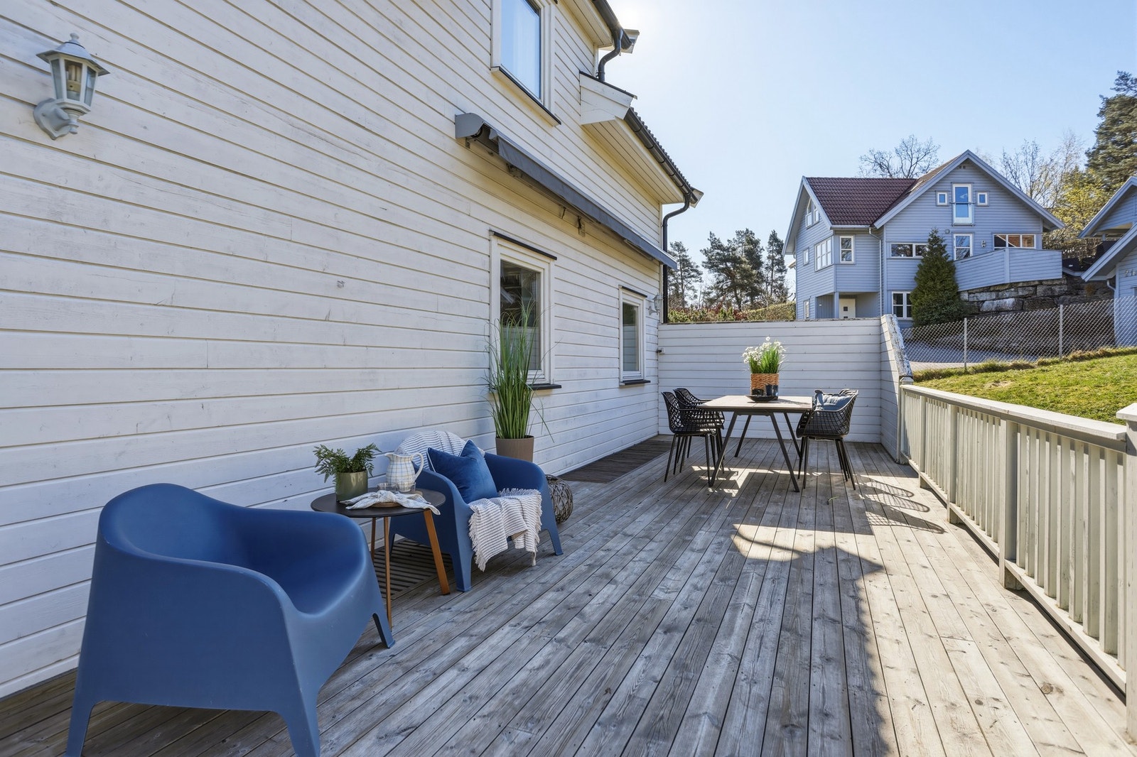 Lun og skjermet terrasse på baksiden Galleribilde
