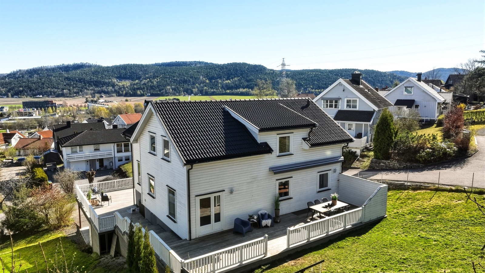 Terrasse areal på 99 kvm med gode solforhold hele dagen Galleribilde