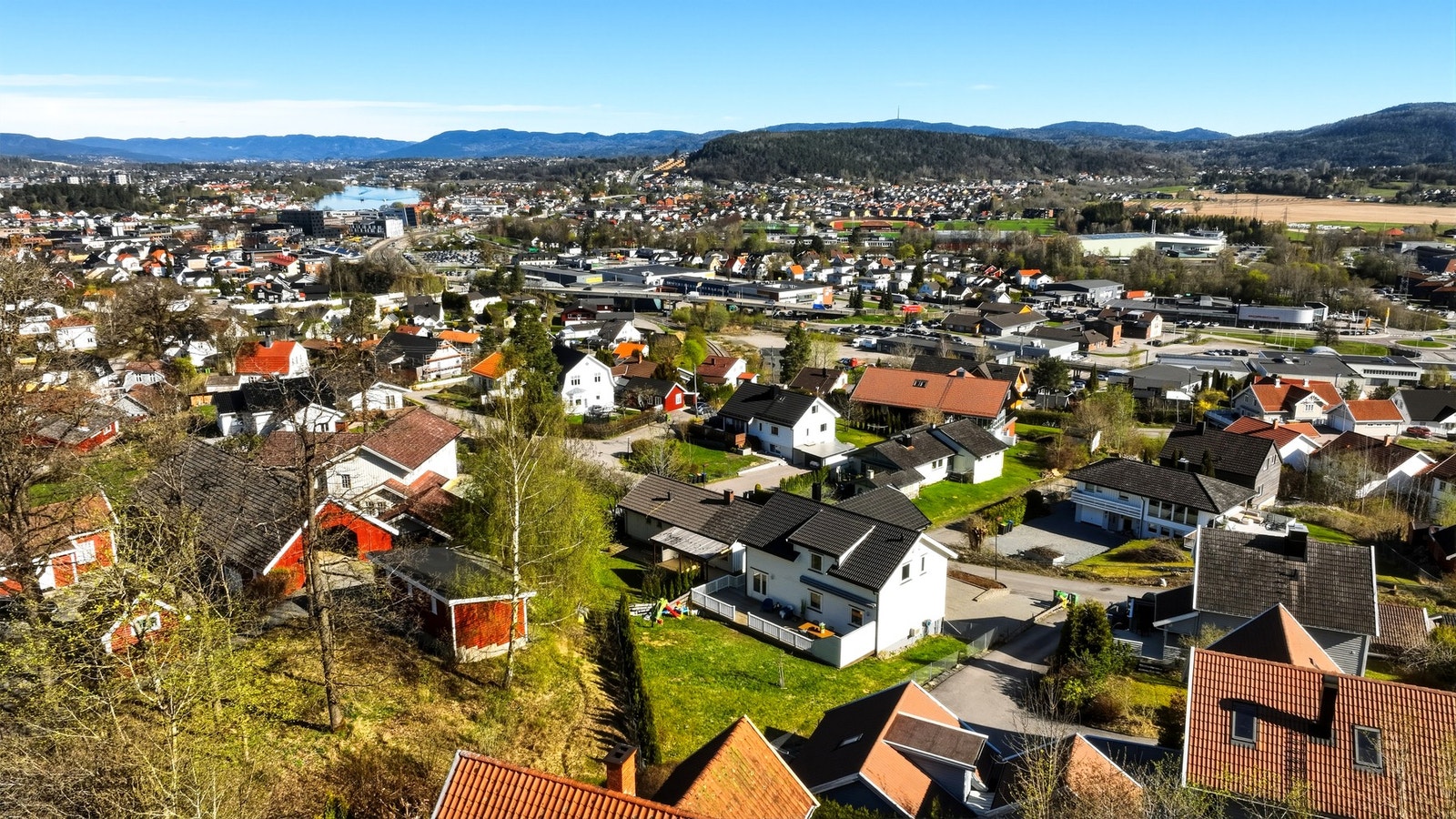 Bjørntvedt er et attraktivt område som kombinerer rolig atmosfære med nærhet til både natur og byliv. Galleribilde