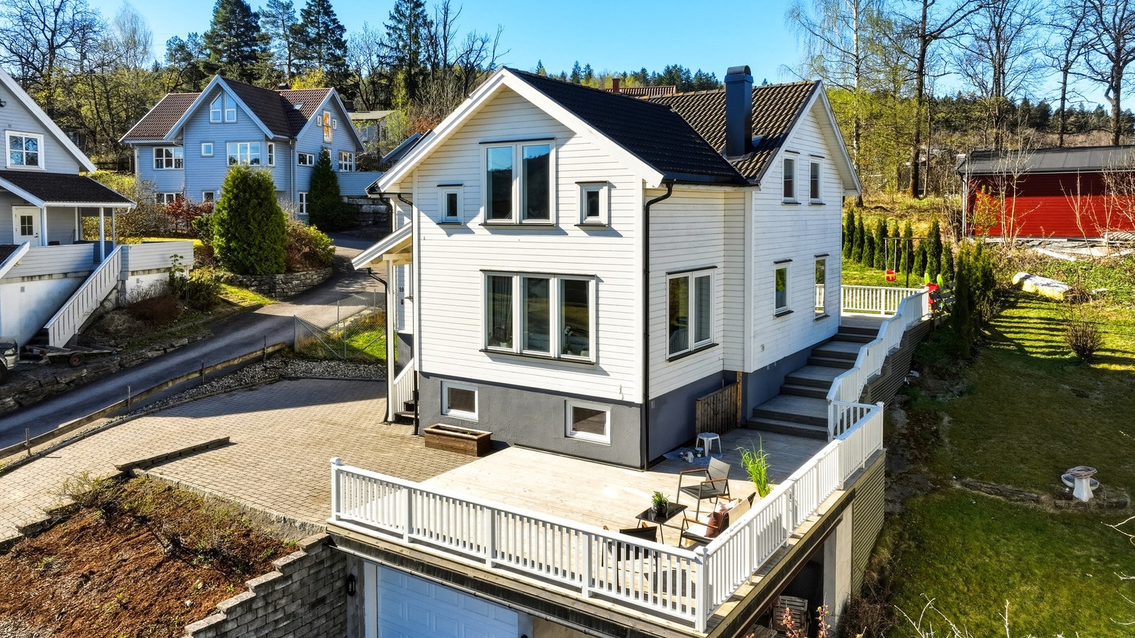 Overbygd terrasse over garasje og carport, garasjen har tilkomst innvendig Galleribilde