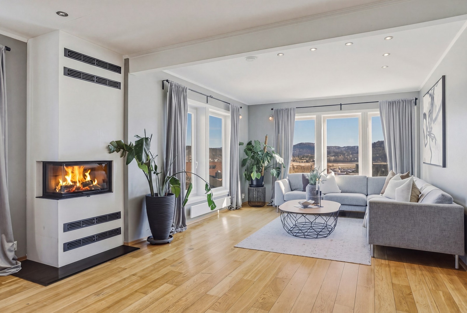 Det er montert en flott peis for ekstra varme og hygge. Galleribilde