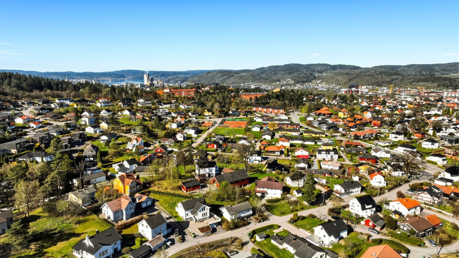 Området er kjent for sine grønne omgivelser, med flere turstier og rekreasjonsområder som gir gode muligheter for friluftsaktiviteter og naturopplevelser. Galleribilde