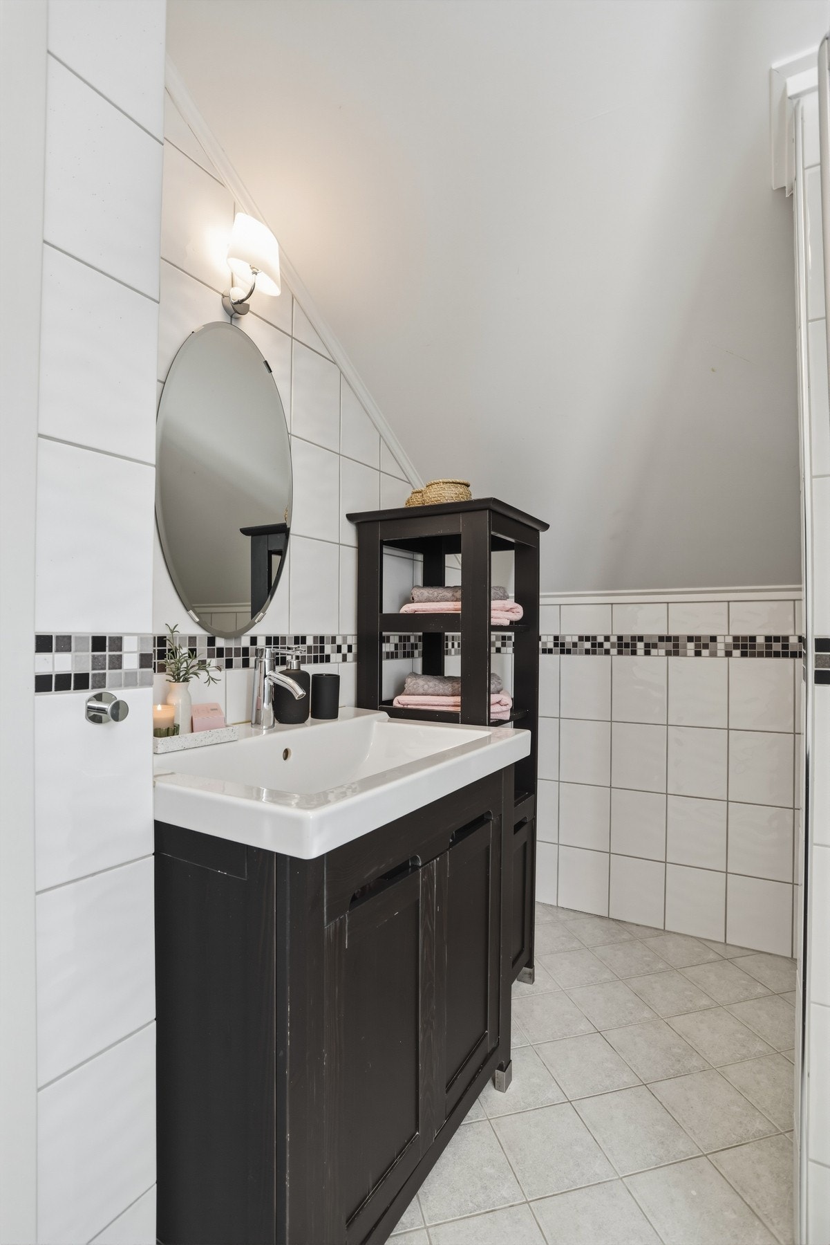 Rommet er innredet med servantskap med speil/lys, wc og dusjkabinett. Galleribilde