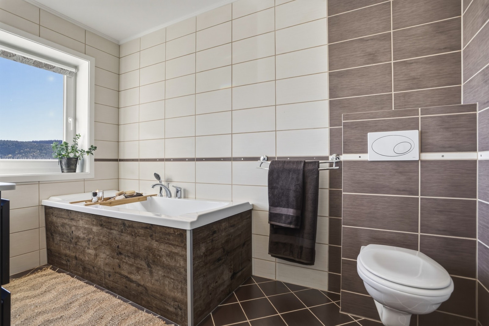 Rommet er innredet med servantskap med speil/lys, wc og badekar. Galleribilde