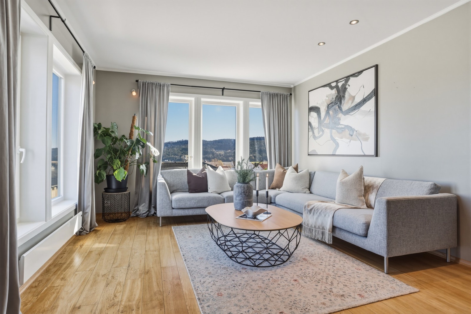 Boligen har god belysning med naturlig lysinnslipp. Galleribilde