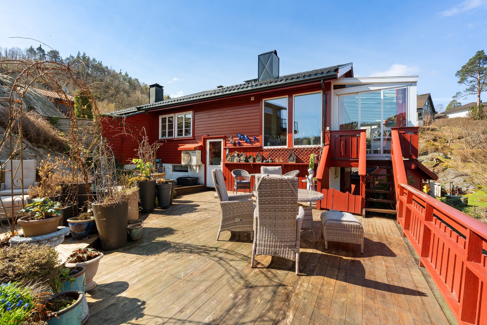 - Romslig og eiet tomt på 637kvm | Stor terrasse i forskjellige nivåer - Galleribilde