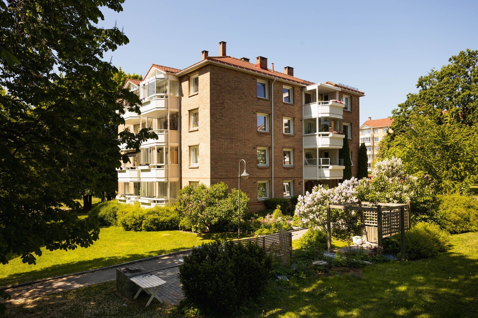 Leiligheten ligger i et etablert og grønt boligområde med pent opparbeidede fellesarealer rundt bebyggelsen. Galleribilde