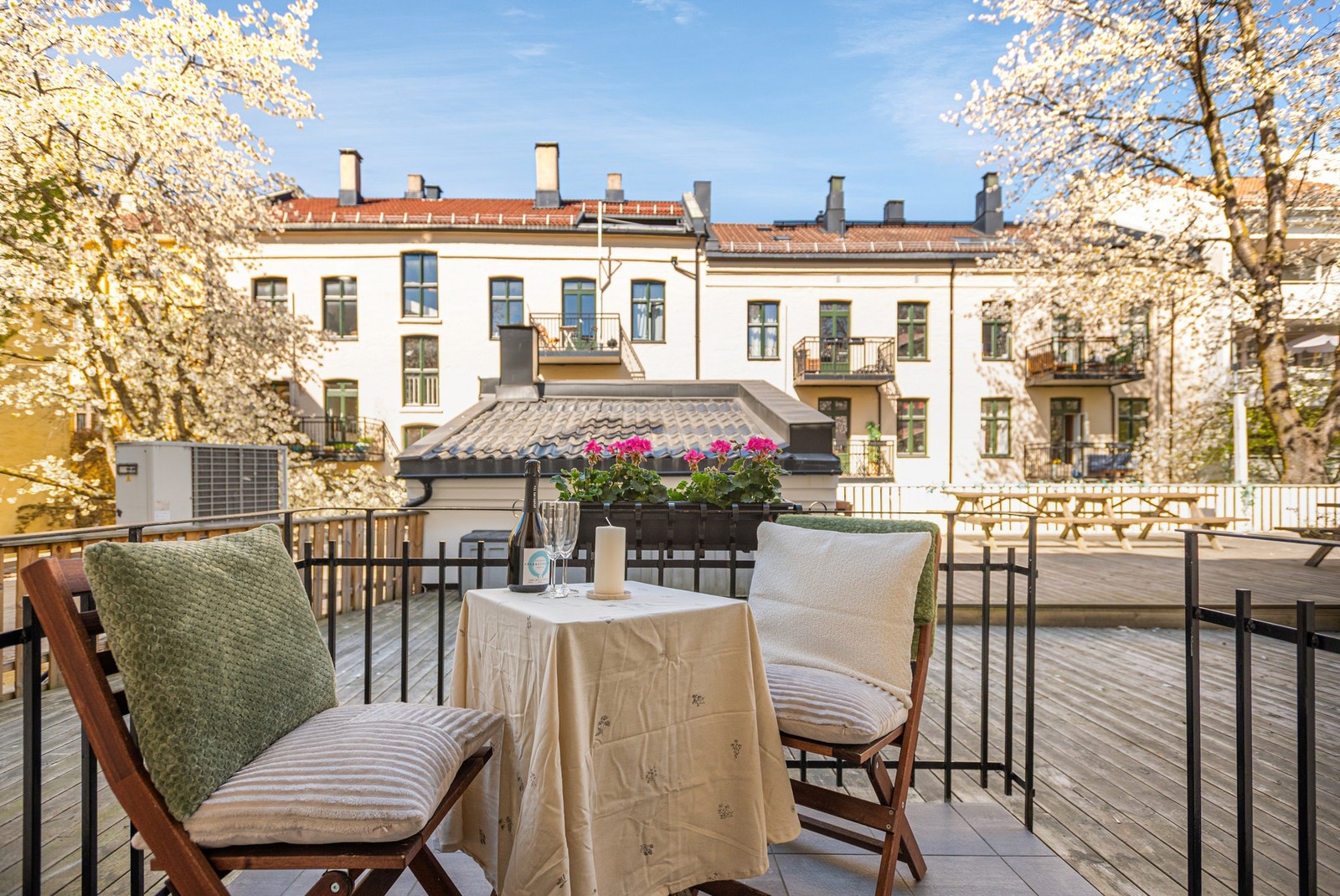 Lys og gjennomgående 2-roms med balkong. Tilbaketrukket beliggenhet på attraktive Grünerløkka. Galleribilde