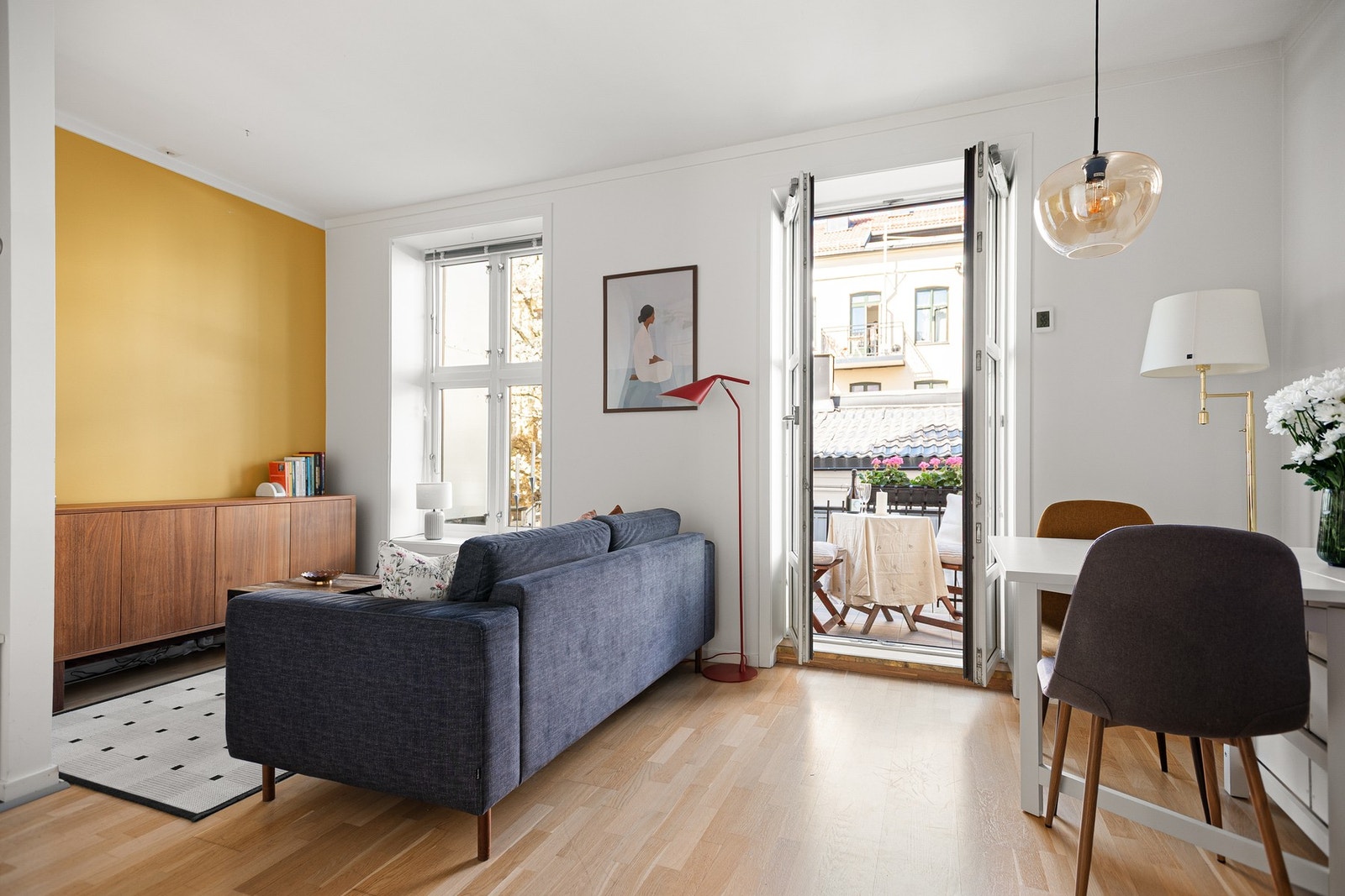 Lys stue med store vindusflater. Galleribilde