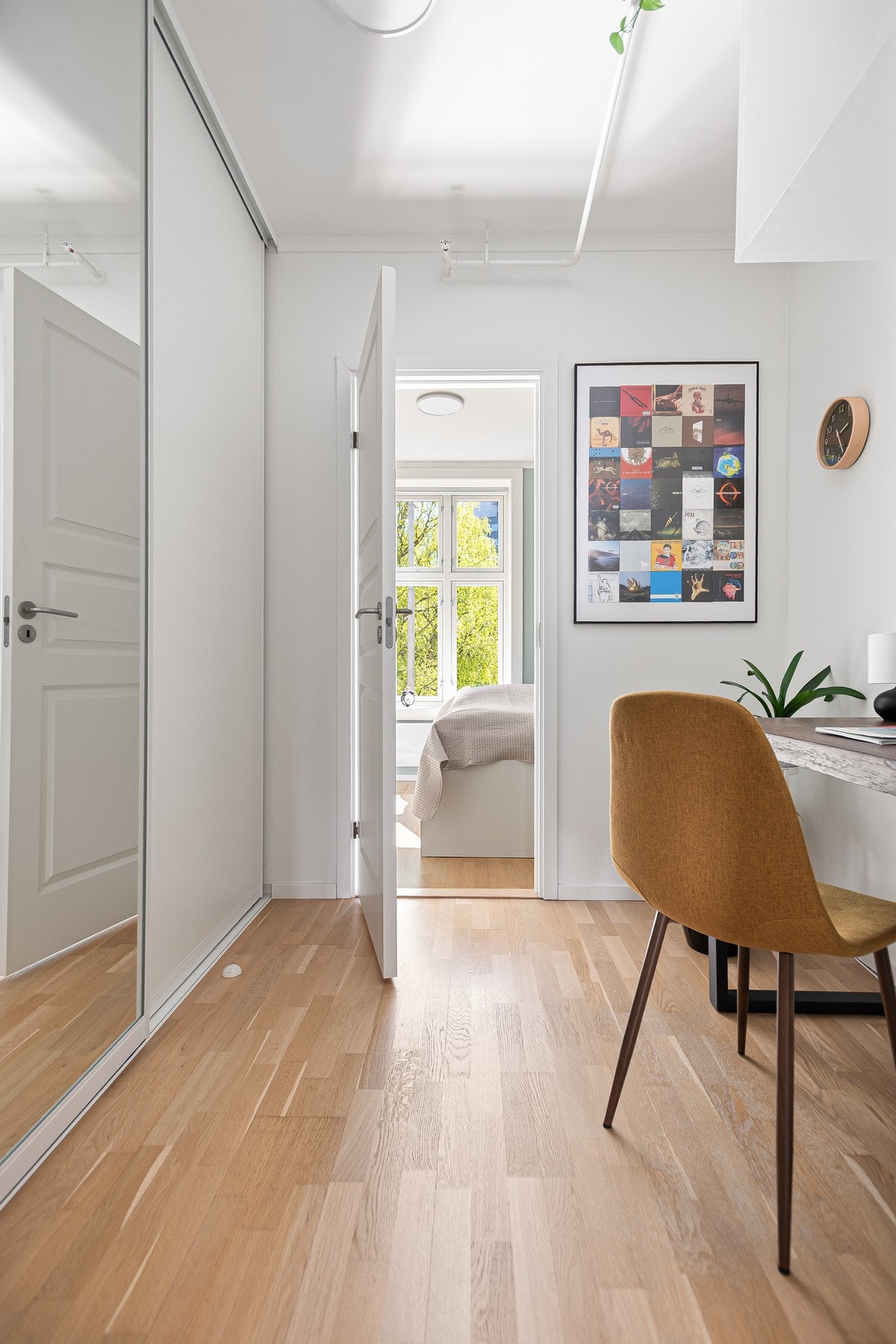 Mellomgang med stor skyvedørsgarderobe og plass til hjemmekontor. Galleribilde