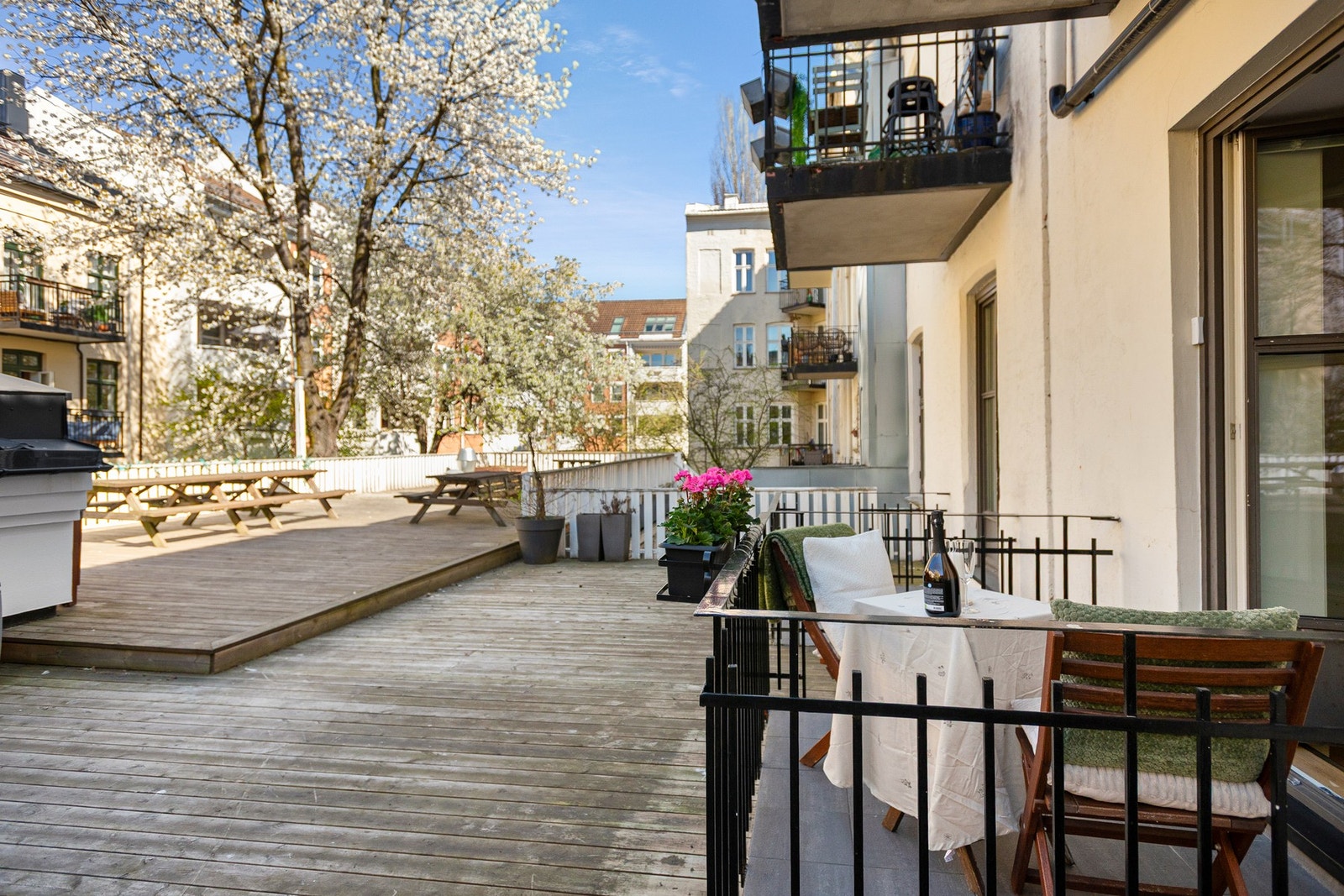 Fra balkongen er det adkomst til felles terrasse. Galleribilde