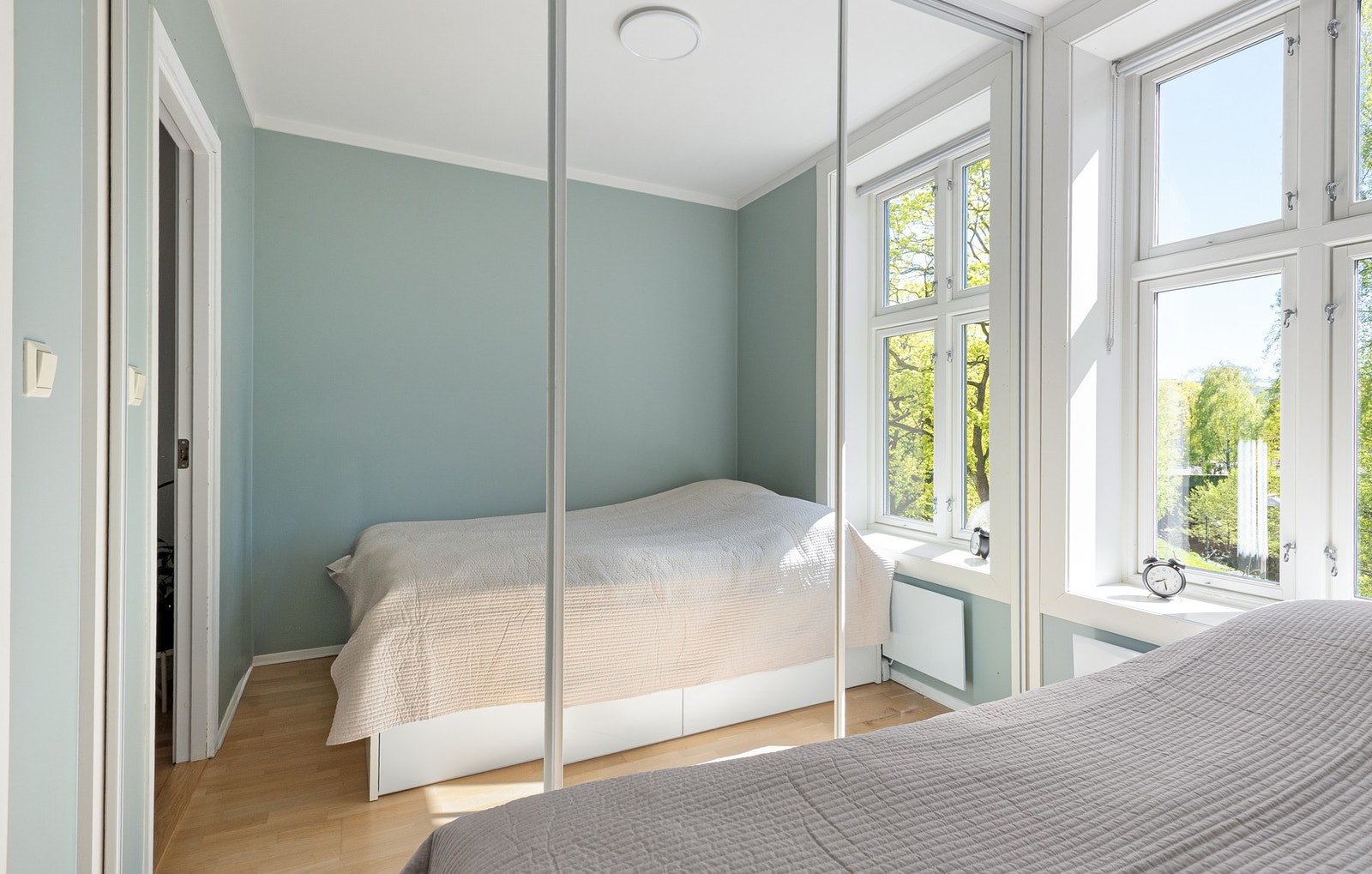 Det er satt inn en stor skyvedørsgarderobe med speil som gir en god romfølelse. Galleribilde