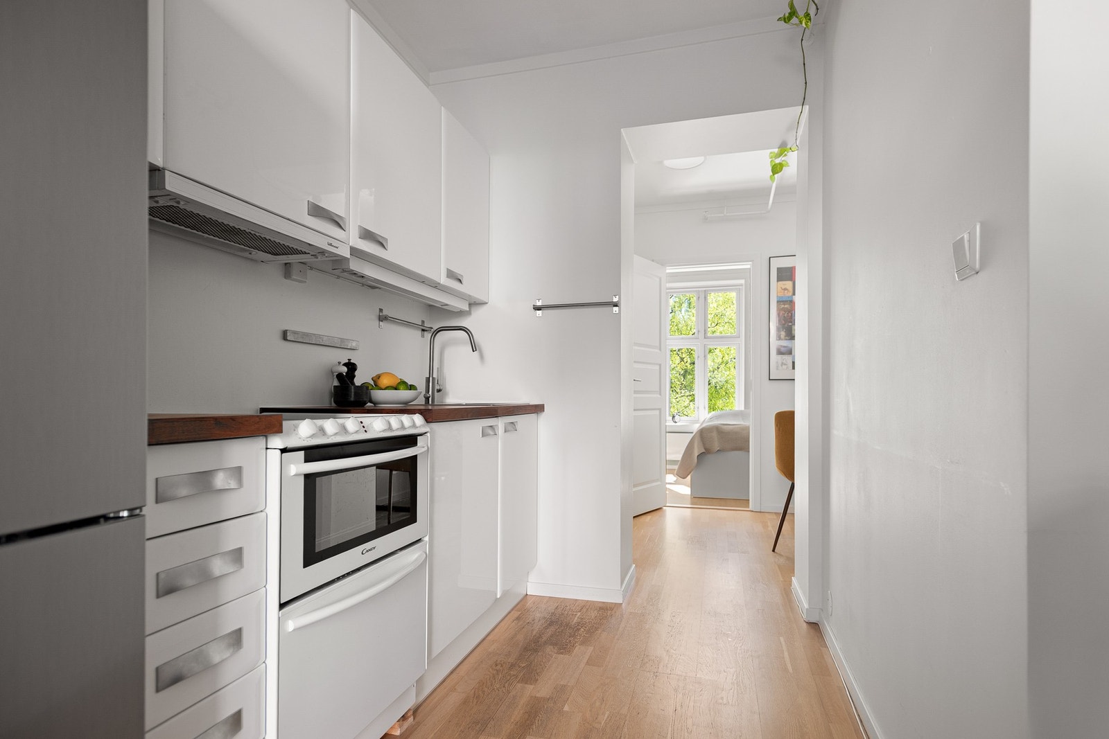 Kjøkken fra 2006 med stekeovn, platetopp, oppvaskmaskin og kjøleskap med fryser. Galleribilde