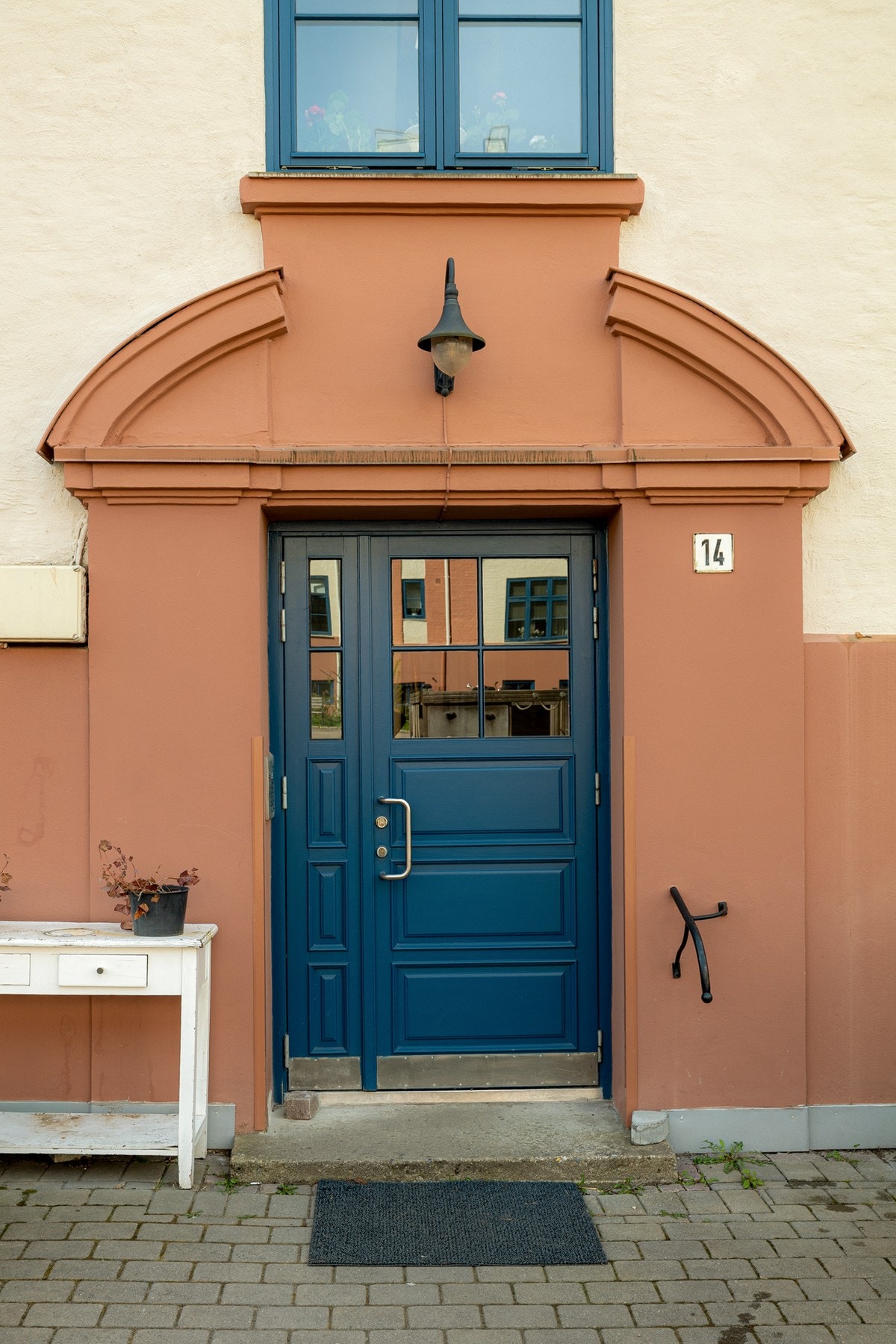 Praktfullt inngangsparti fra gårdsrom Galleribilde