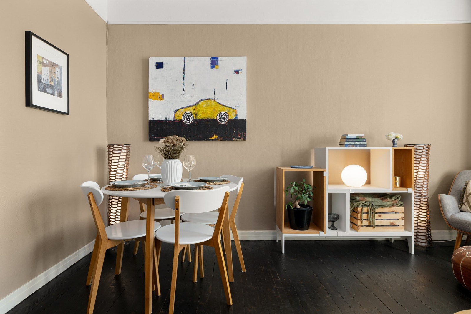 I stuen er det plass til både sofa- og spisegruppe Galleribilde