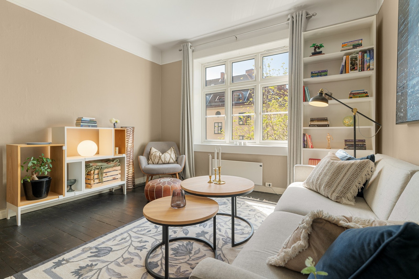 Boligen byr på originale tregulv og store vindusflater i klassisk Torshov-stil Galleribilde