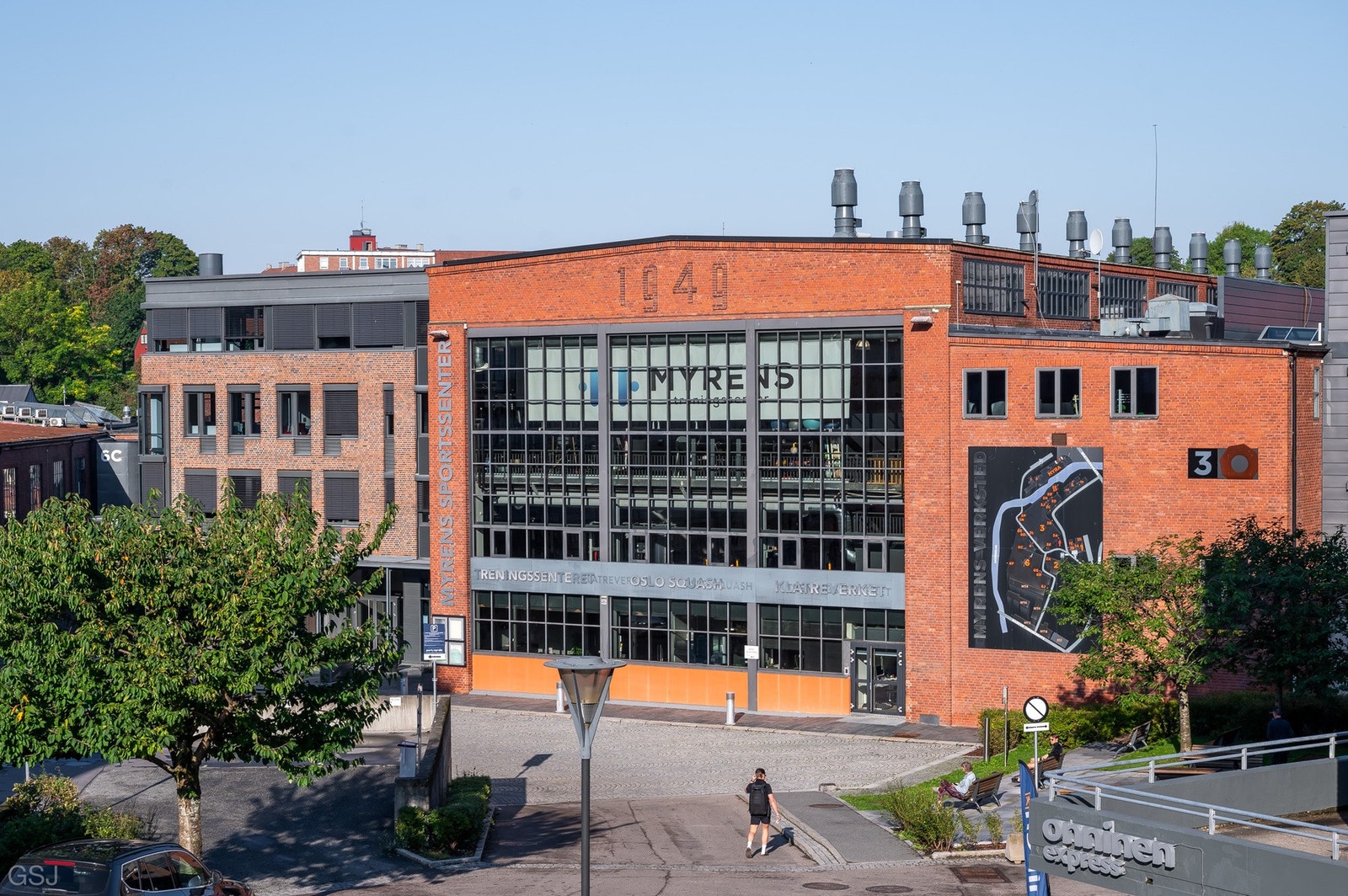 Rett nedenfor Torshov Torg ligger også Myrens Sportssenter som tilbyr blant annet treningsstudio, gruppetimer, squash og klatring Galleribilde
