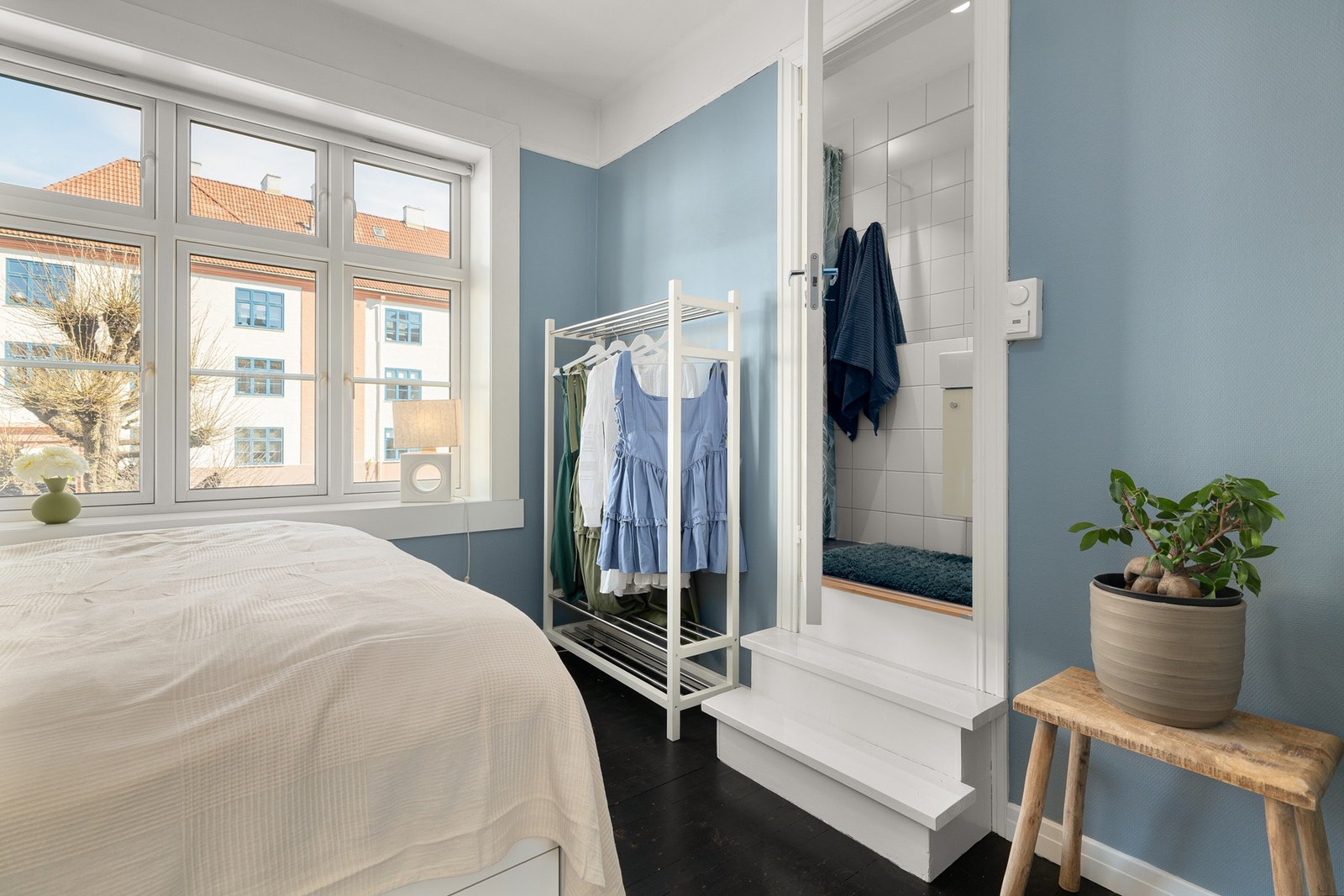 Fra soverommet er det adkomst til badet Galleribilde