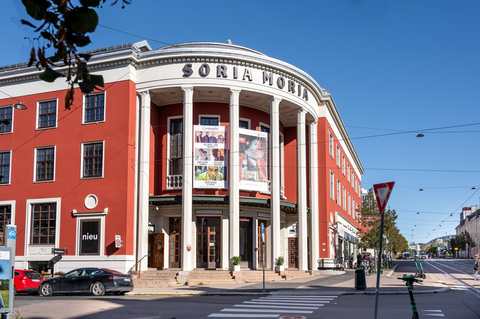 Rett over veien for gården ligger Kulturslottet Soria Moria som huser scener for teater, musikk og humor Galleribilde