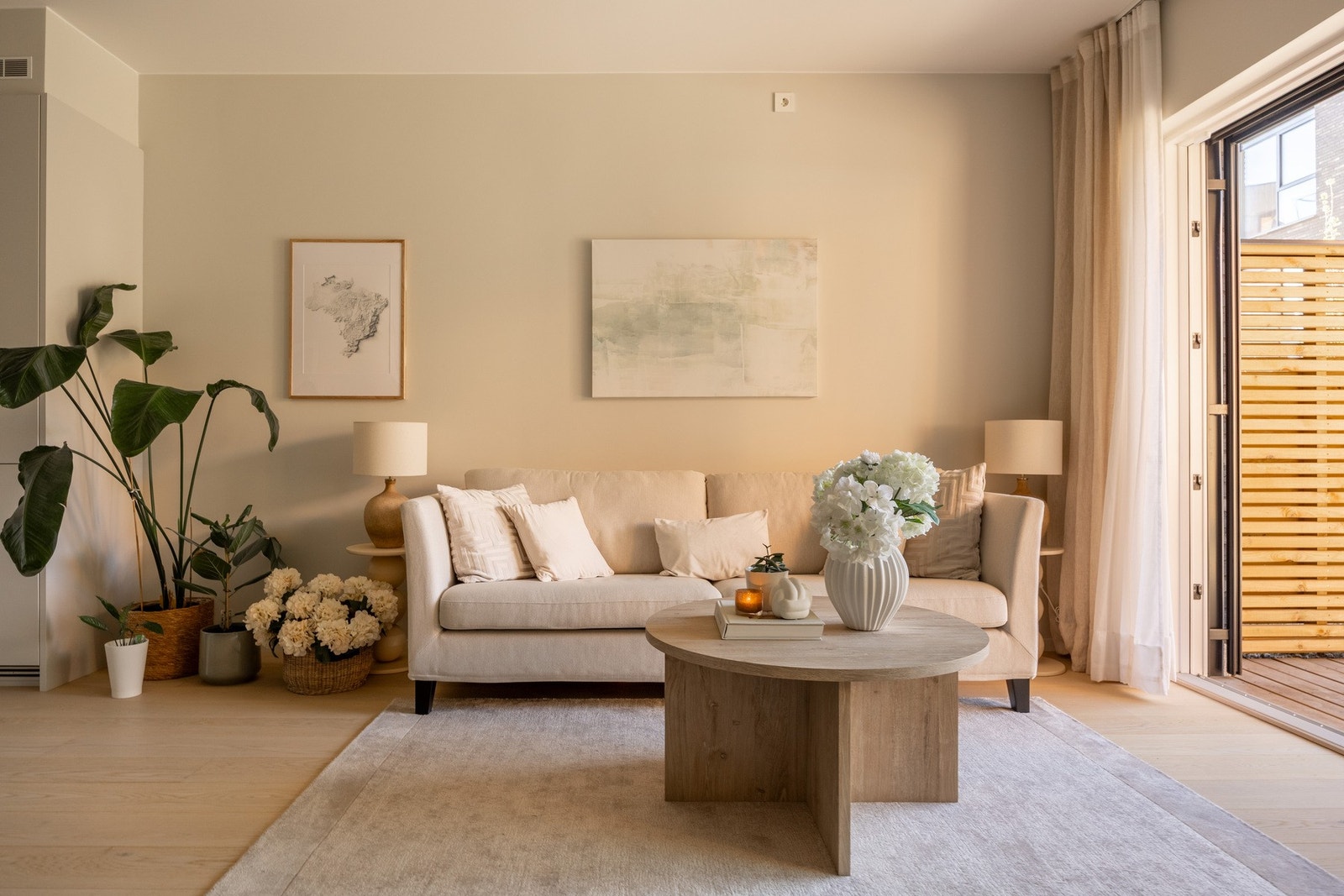 Stuen er romslig og kan enkelt innredes med både sofa- og spisesone. Galleribilde