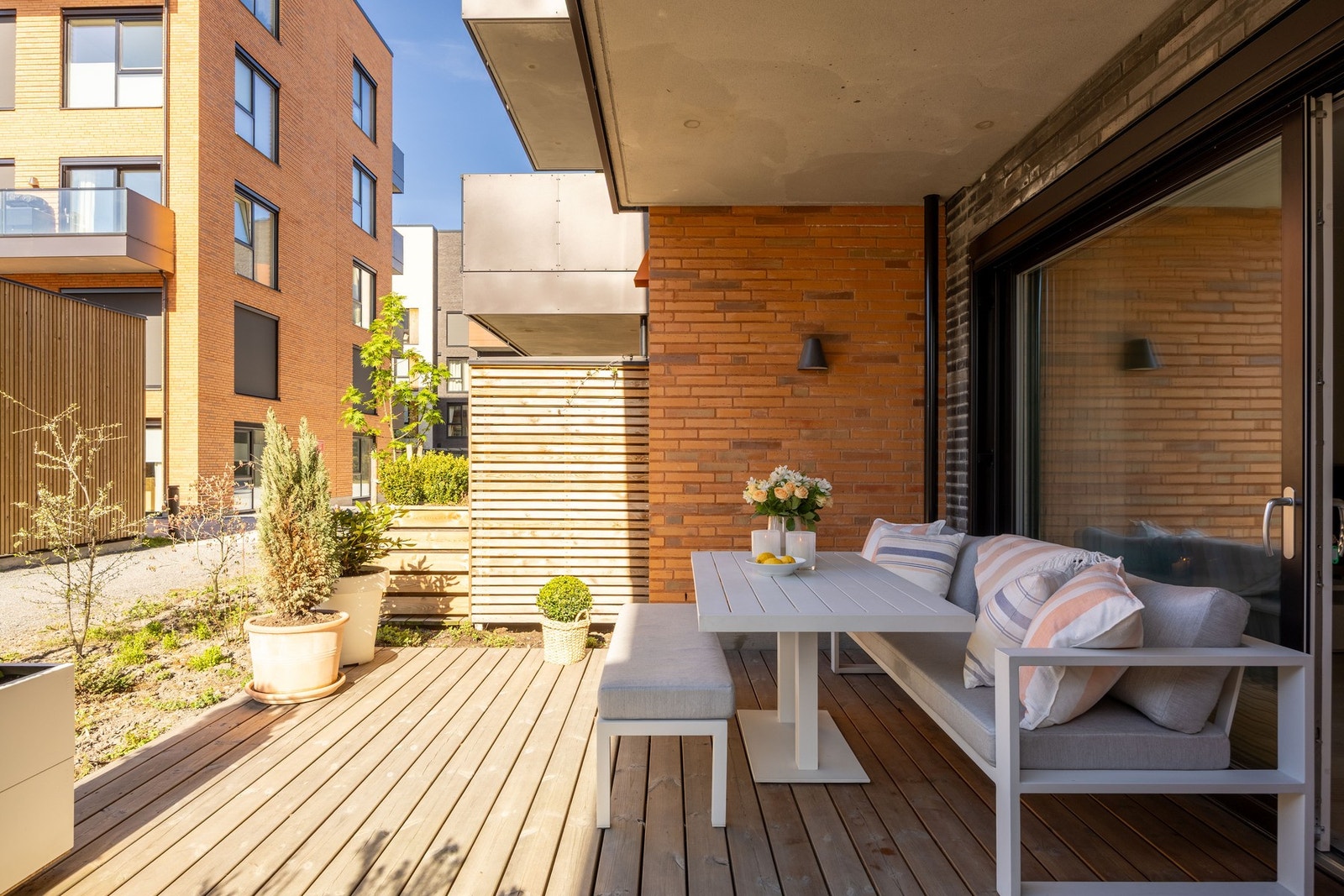 Fra stue og kjøkken er det utgang til en stor terrasse på hele 16 kvm. Galleribilde