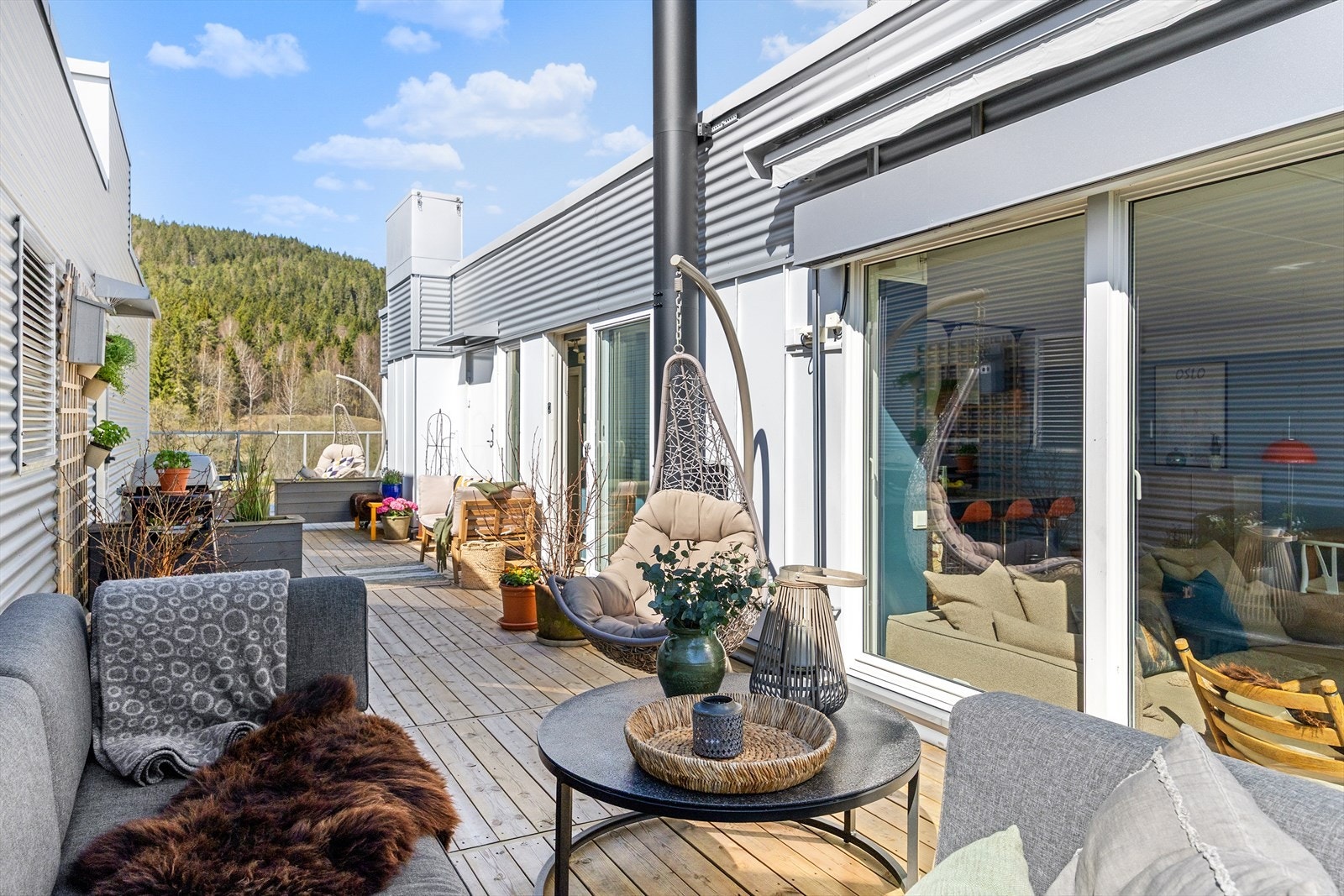 Terrassen ble oppgradert i 2025 med nytt terrassegulv og etablering av utvendige stikkontakter. Galleribilde