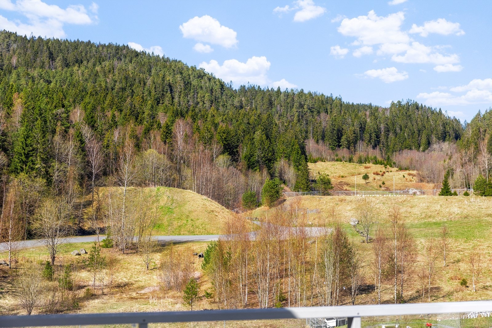 I motsatt ende av takterrassen har du en hyggelig utsikt mot skogsområder. Galleribilde