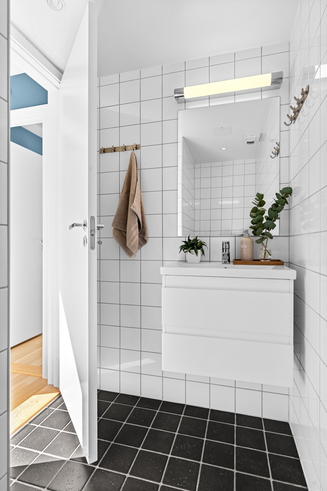 Praktisk WC-rom med veggmontert WC og servant med ettgreps blandebatteri i innredning. Galleribilde