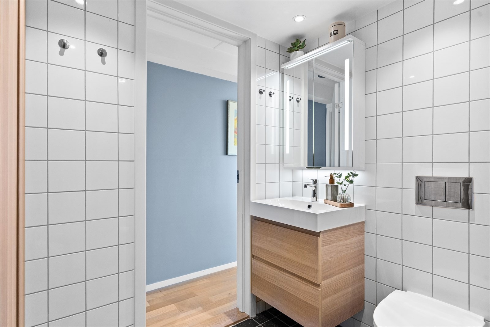 Badet består av WC, dusjplass med inn-utadslående dusjvegger, servant med ettgreps blandebatteri i innredning og opplegg for vaskemaskin. Galleribilde