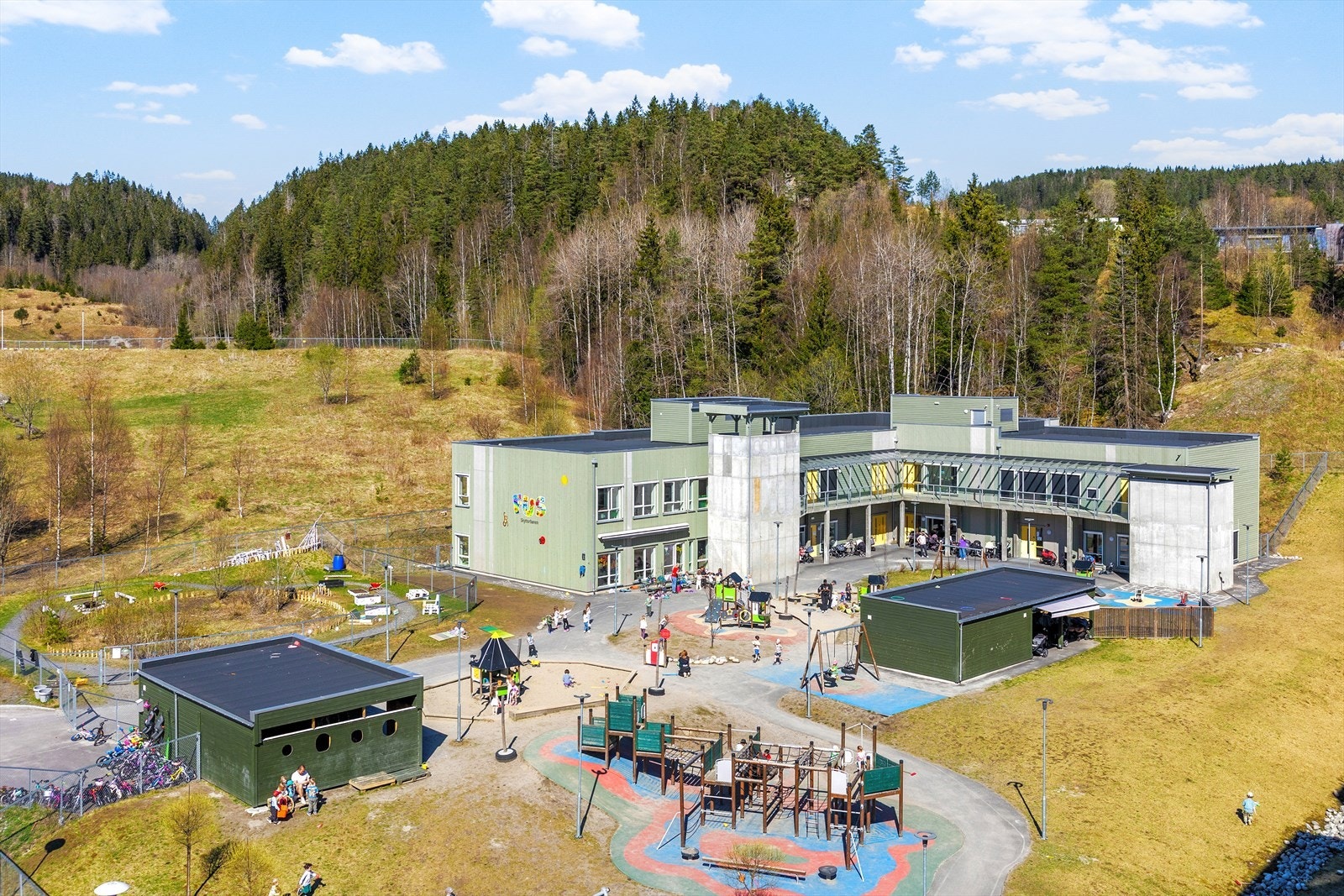 Skytterbanen FUS er en barnehage med 7 avdelinger på Årvoll som sto klar i august 2021. Barnehagen benytter seg av den flotte beliggenheten med skogen og marka som nærmeste nabo. Galleribilde