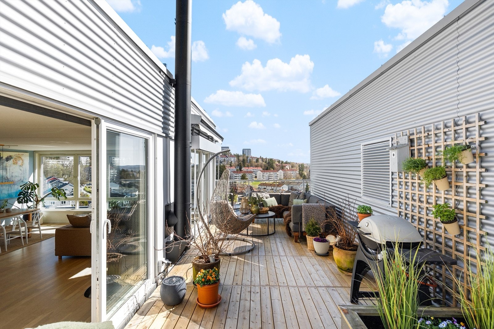 Velkommen til Årvollveien 60D! Dette er en lys og tiltalende 3(4)-roms toppleilighet med en imponerende takterrasse på hele 45 m² - en sjelden perle i sameiet og et kvalitetsstempel som virkelig skiller boligen ut. Galleribilde
