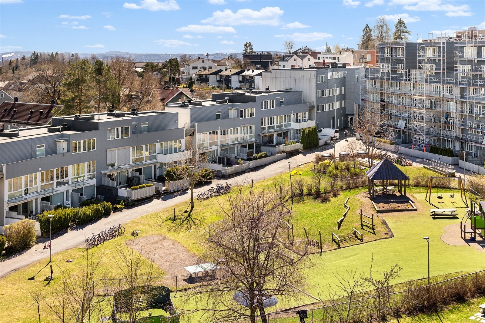 Svært rolig og familievennlig område med gode oppvekstvilkår. Galleribilde