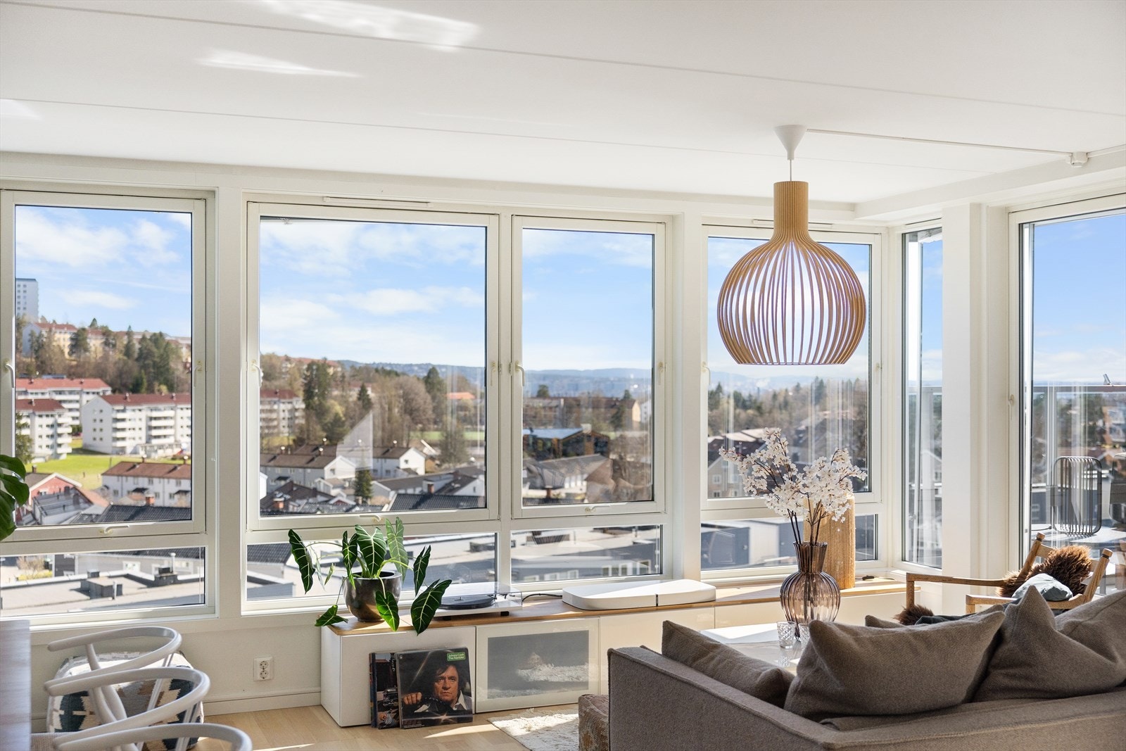 Fra sofasonen har du første rad til en vidstrakt og spektakulær utsikt, formidlet gjennom en hel vegg av store vindusflater. Galleribilde