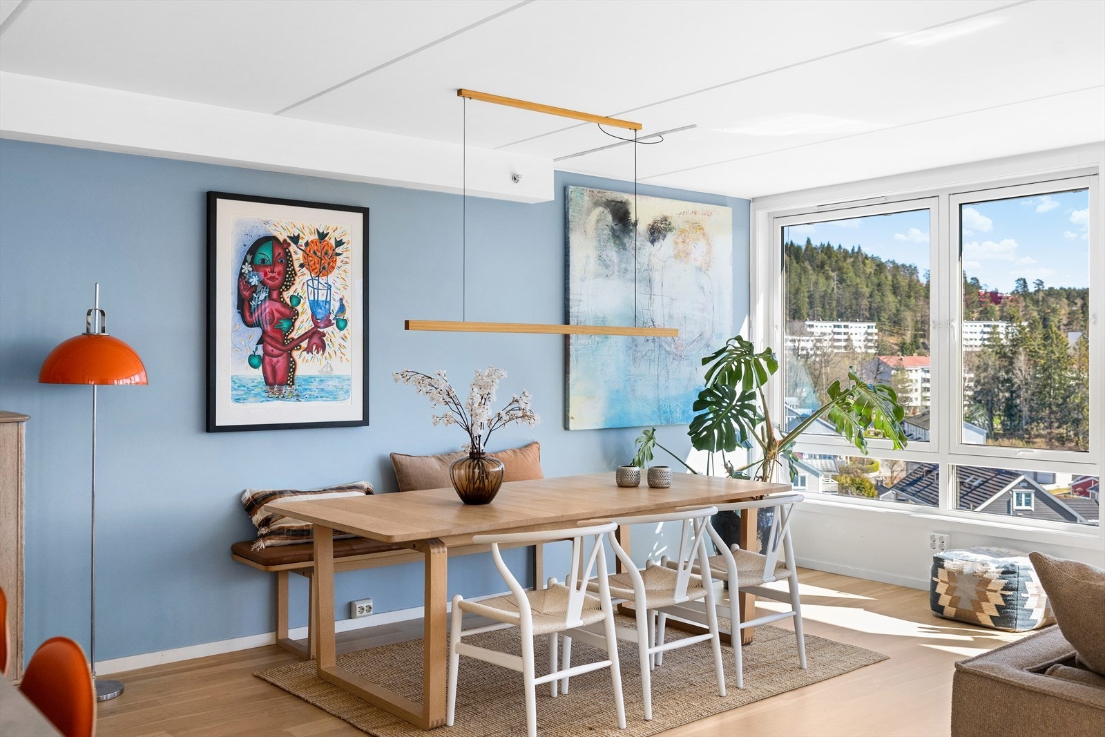 Stuen har god plass til et romslig spisebord, som legger til rette for sosiale sammenkomster og hyggelige middager med gjester. Galleribilde