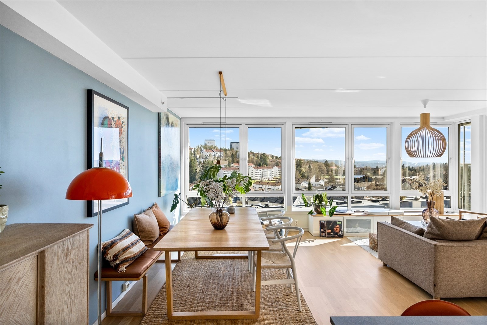 Gulvet er belagt med flott parkett, og overflatene er malt i delikate, moderne fargetoner som gir et tidsriktig og harmonisk uttrykk. Galleribilde