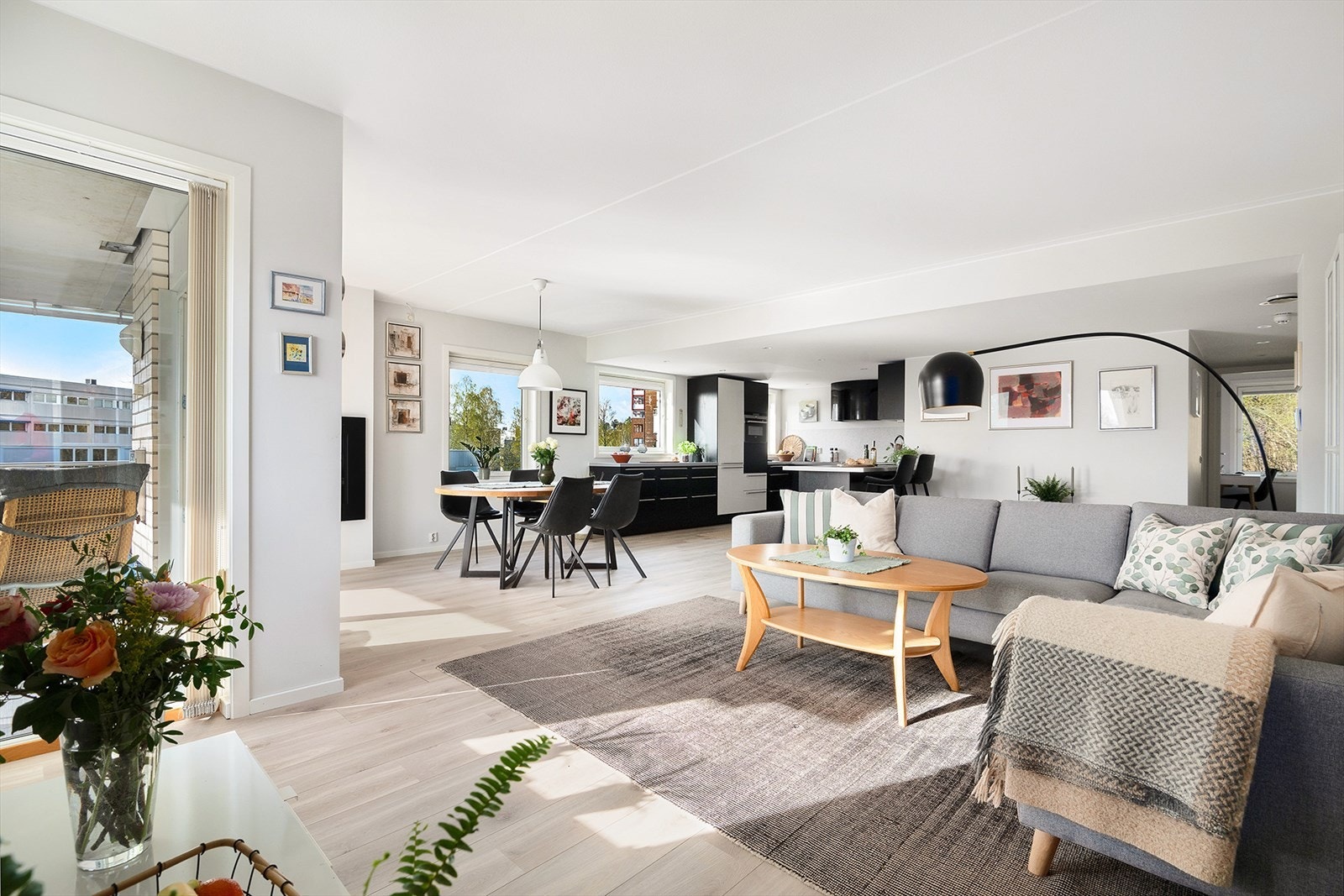 Stuen er romslig og lettmøblert, med god plass til både stor sofagruppe, spisebord og øvrig møblement. Galleribilde