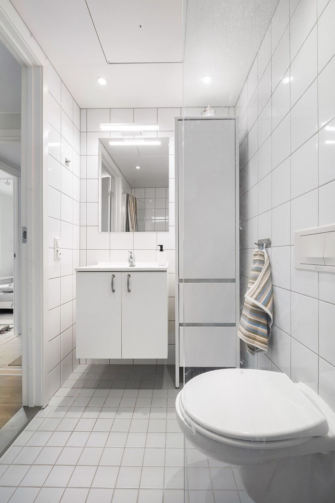 Hovedsoverommet har praktisk adkomst til eget en suite-bad, en attraktiv løsning som gir en ekstra komfortabel og privat hverdag. Badet er romslig med smarte og praktiske løsninger som gir god oppbevaringsplass. Galleribilde