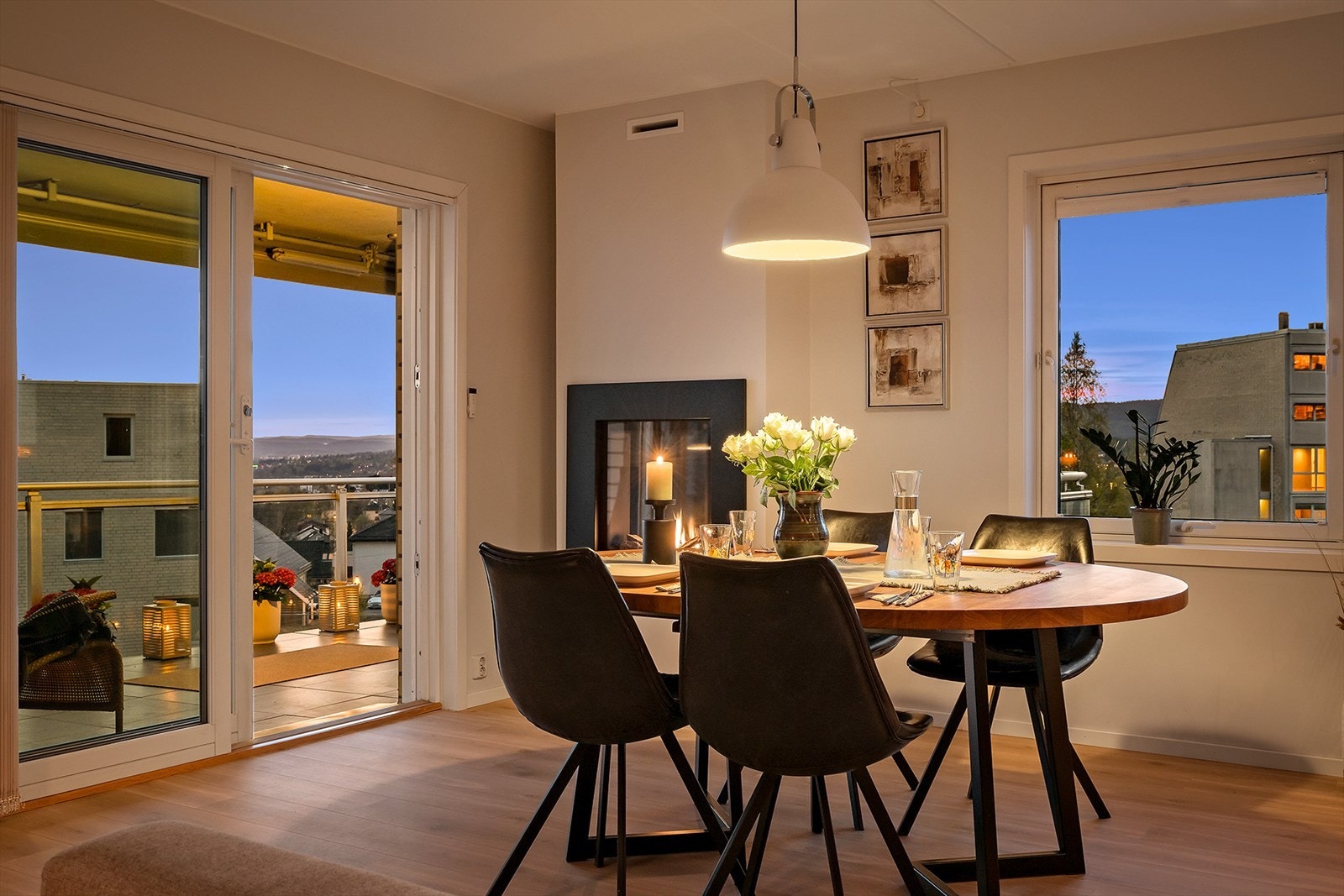 Hyggelig atmosfære også på kveldstid med nydelig peis og fantastisk utsikt. Galleribilde